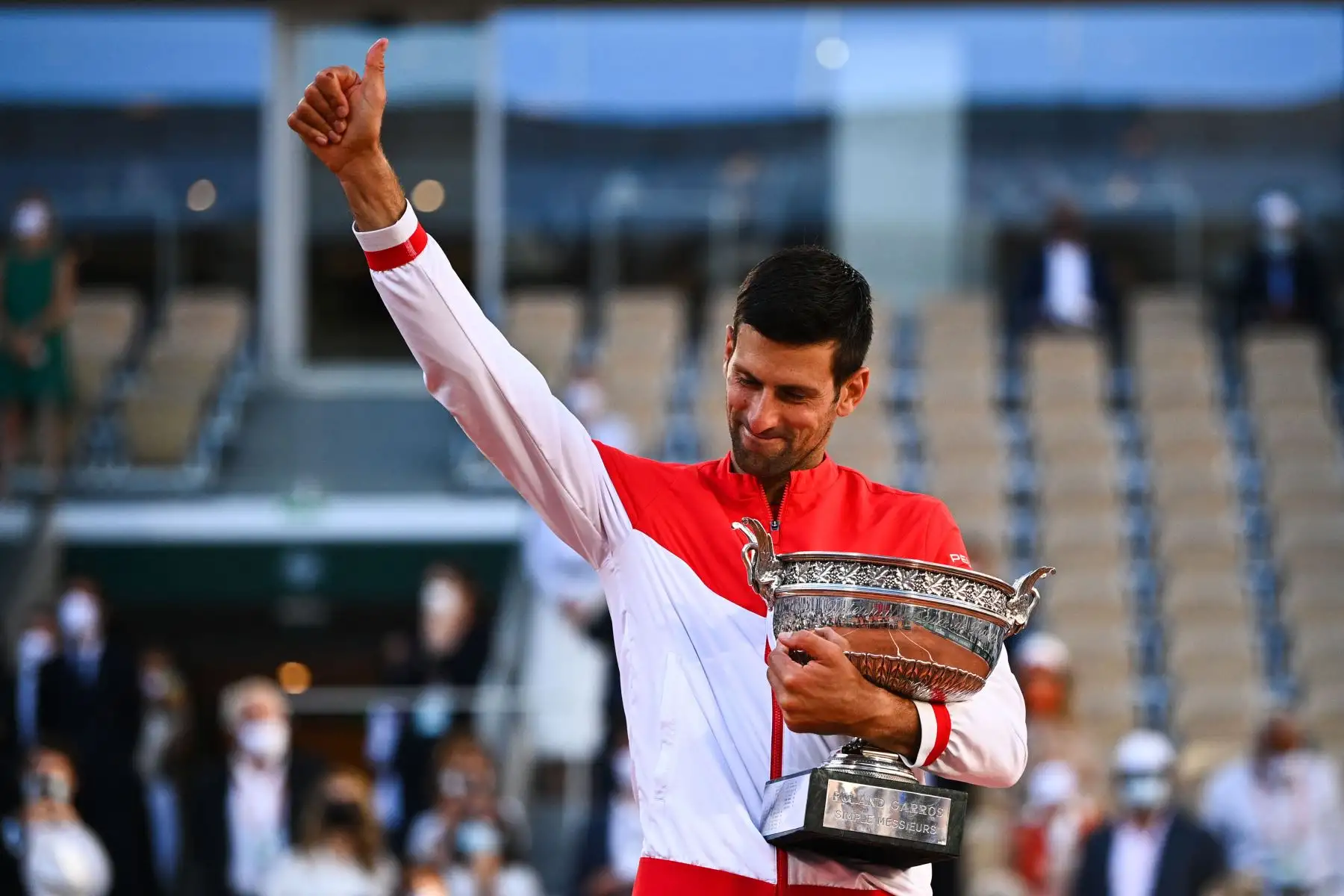 El serbio Novak Djokovic posa con la Copa Mousquetaires después de vencer al griego Stefanos Tsitsipas al final de su último partido de tenis masculino el día 15 del torneo de tenis Roland Garros 2021 del Abierto de Francia en París.
Foto: AFP
