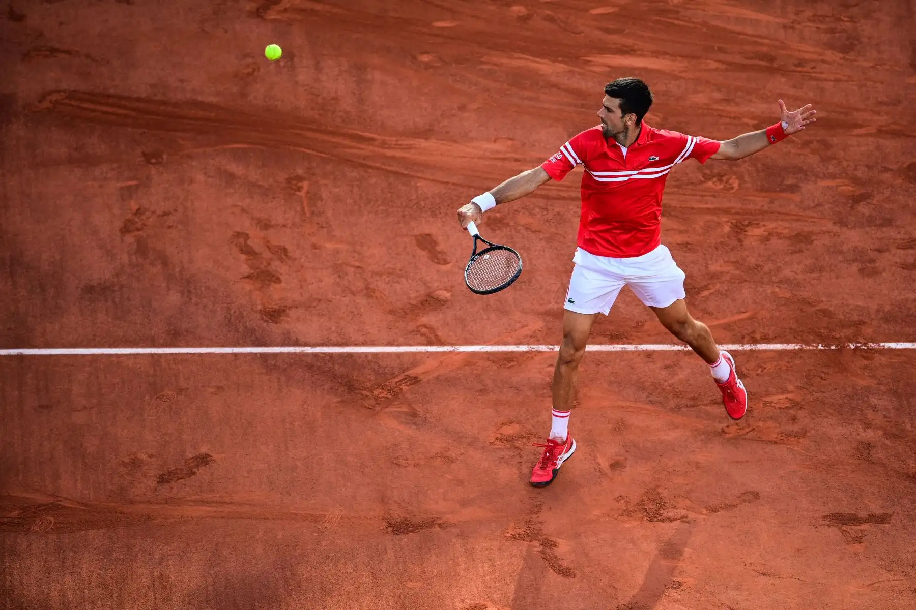 El serbio Novak Djokovic devuelve el balón al griego Stefanos Tsitsipas durante su último partido de tenis masculino el día 15 del torneo de tenis Roland Garros 2021 del Abierto de Francia en París.
Foto: AFP