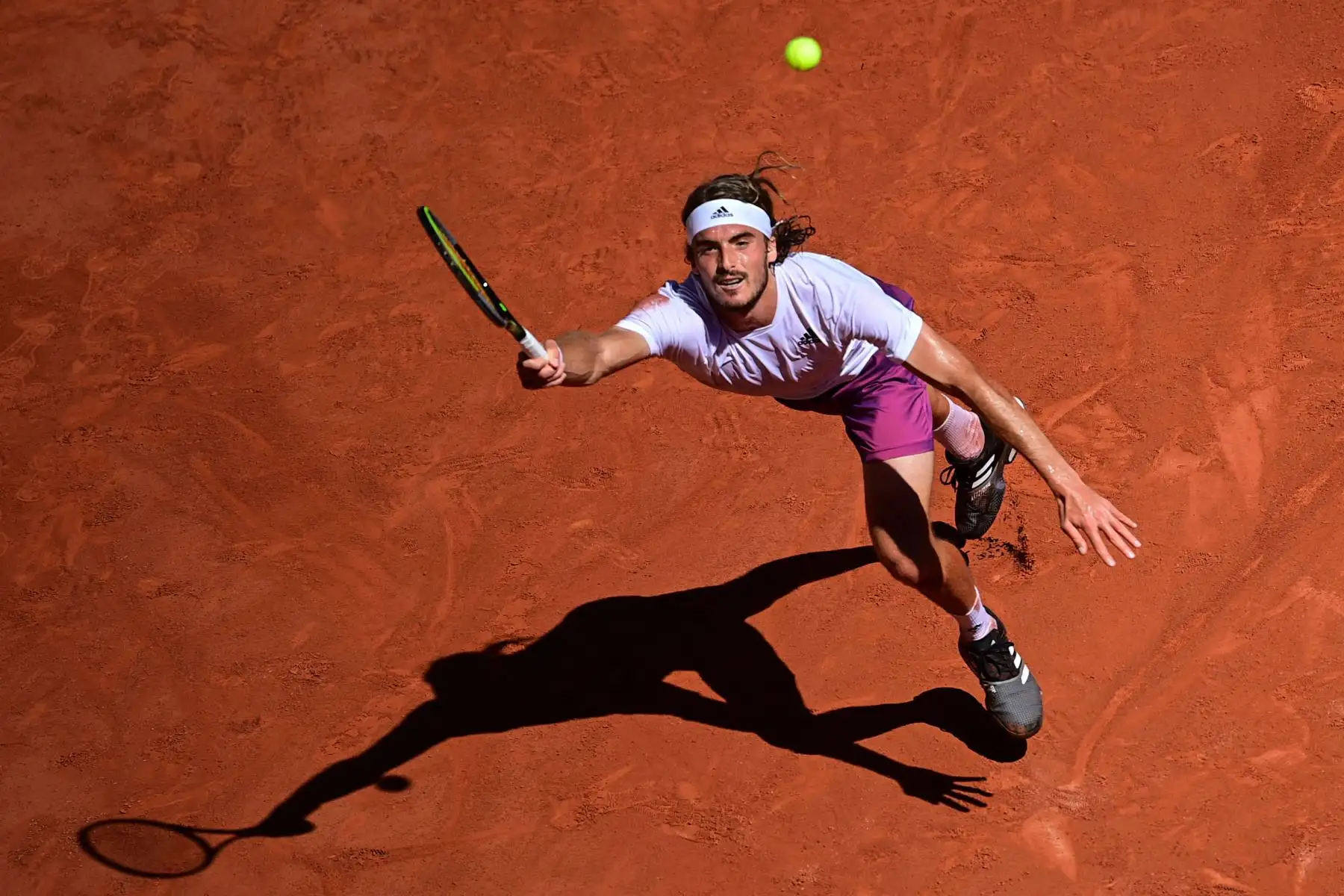 El griego Stefanos Tsitsipas devuelve el balón al serbio Novak Djokovic durante su último partido de tenis masculino el día 15 del torneo de tenis Roland Garros 2021 del Abierto de Francia en París,
Foto: AFP