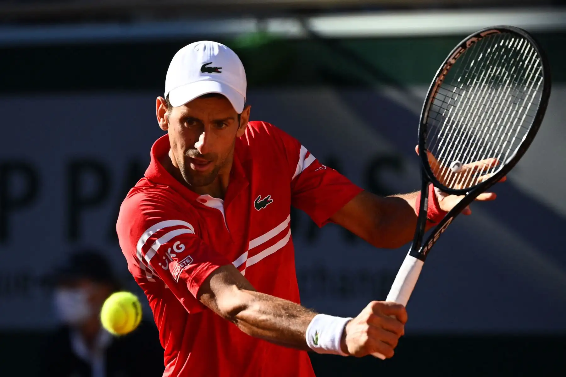El serbio Novak Djokovic devuelve el balón al griego Stefanos Tsitsipas durante su último partido de tenis masculino el día 15 del torneo de tenis Roland Garros 2021 del Abierto de Francia en París.
Foto: AFP