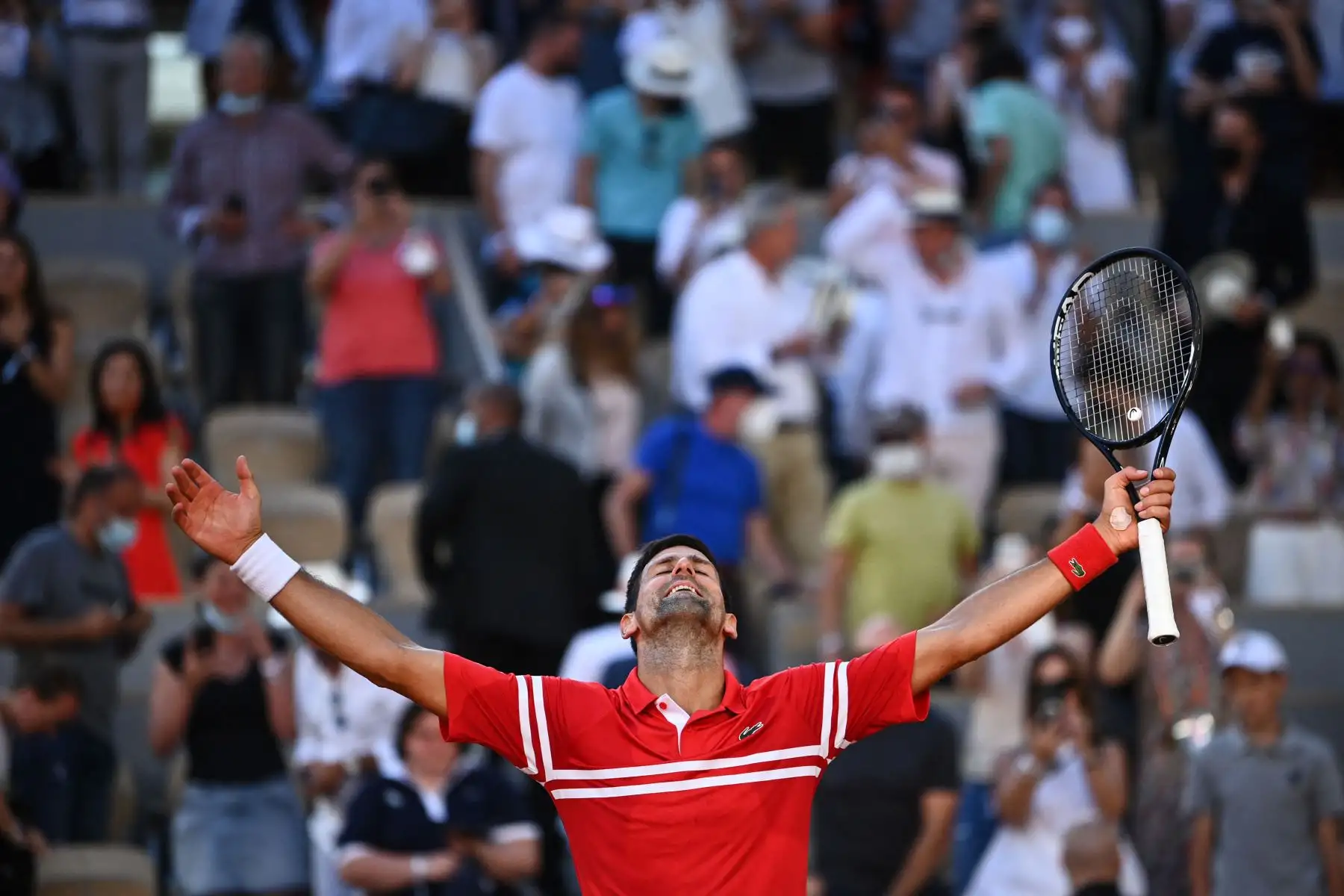El serbio Novak Djokovic celebra después de ganar al griego Stefanos Tsitsipas al final de su último partido de tenis masculino el día 15 del torneo de tenis Roland Garros 2021 del Abierto de Francia en París.
Foto: AFP