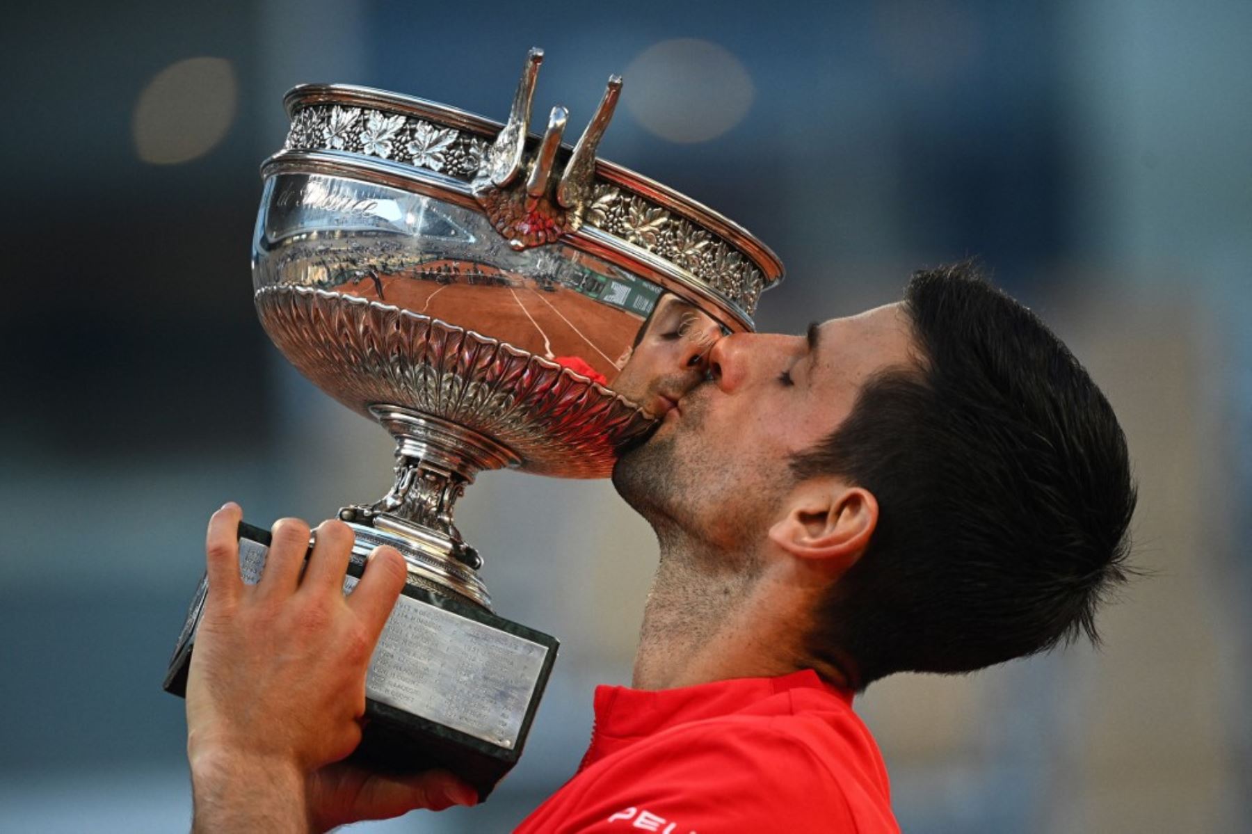 Djokovic levanta la copa del Roland Garros, su título 19 de Grand Slam