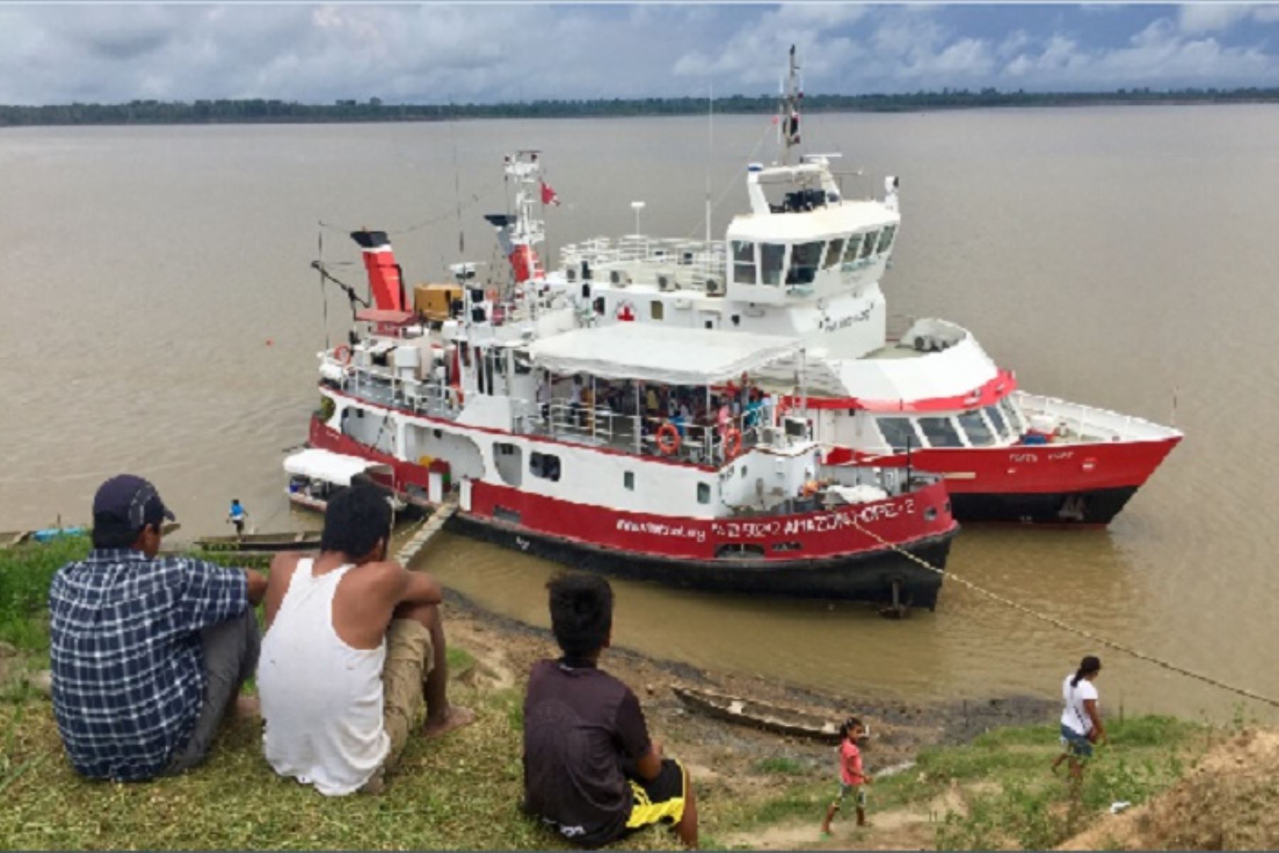 A bordo de estas embarcaciones ha sido posible realizar, en muy breve tiempo, dos expediciones médicas gratuitas que les ha permitido llegar a 36 comunidades indígenas de Ucayali, brindándoseles atención de salud mental a centenas de pobladores.
