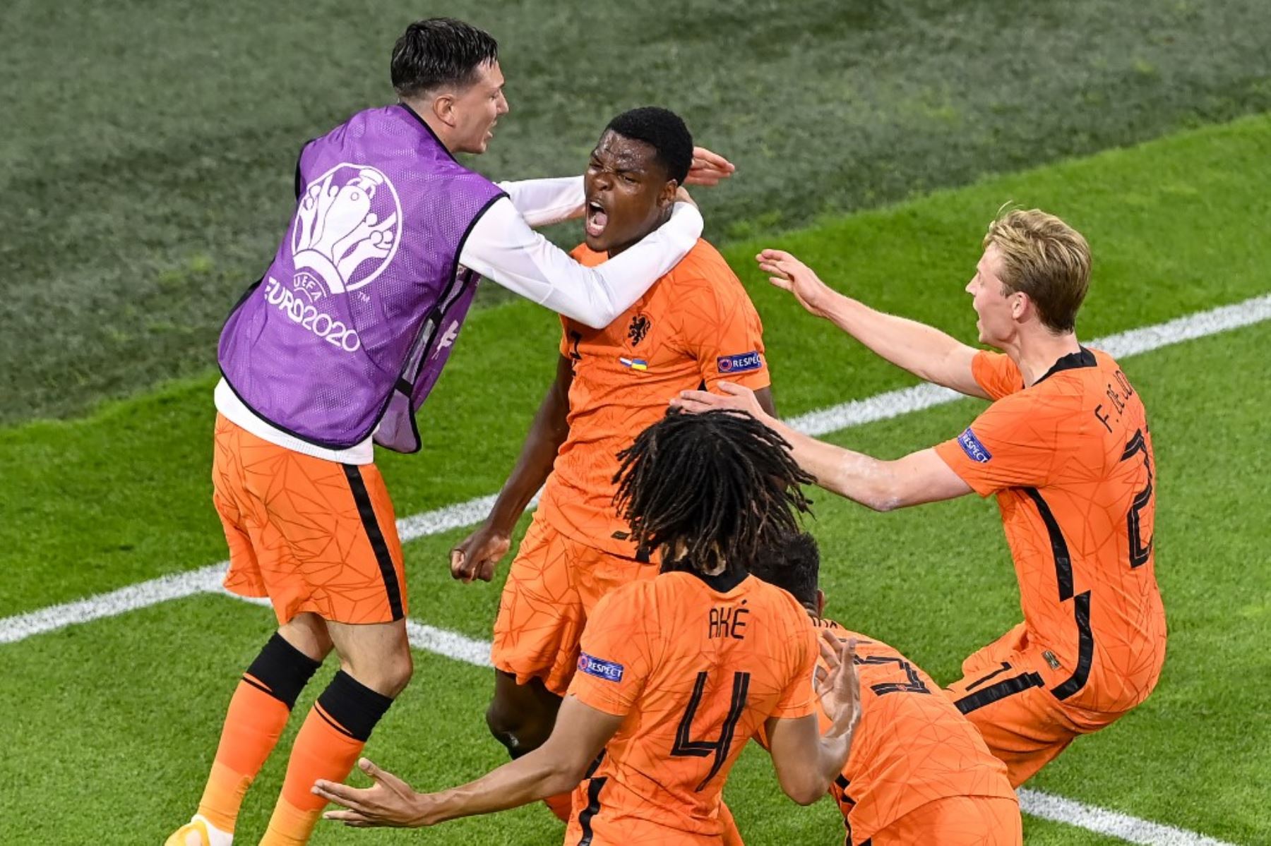 Denzel Dumfries celebra su gol decisivo en el triunfo de Holanda