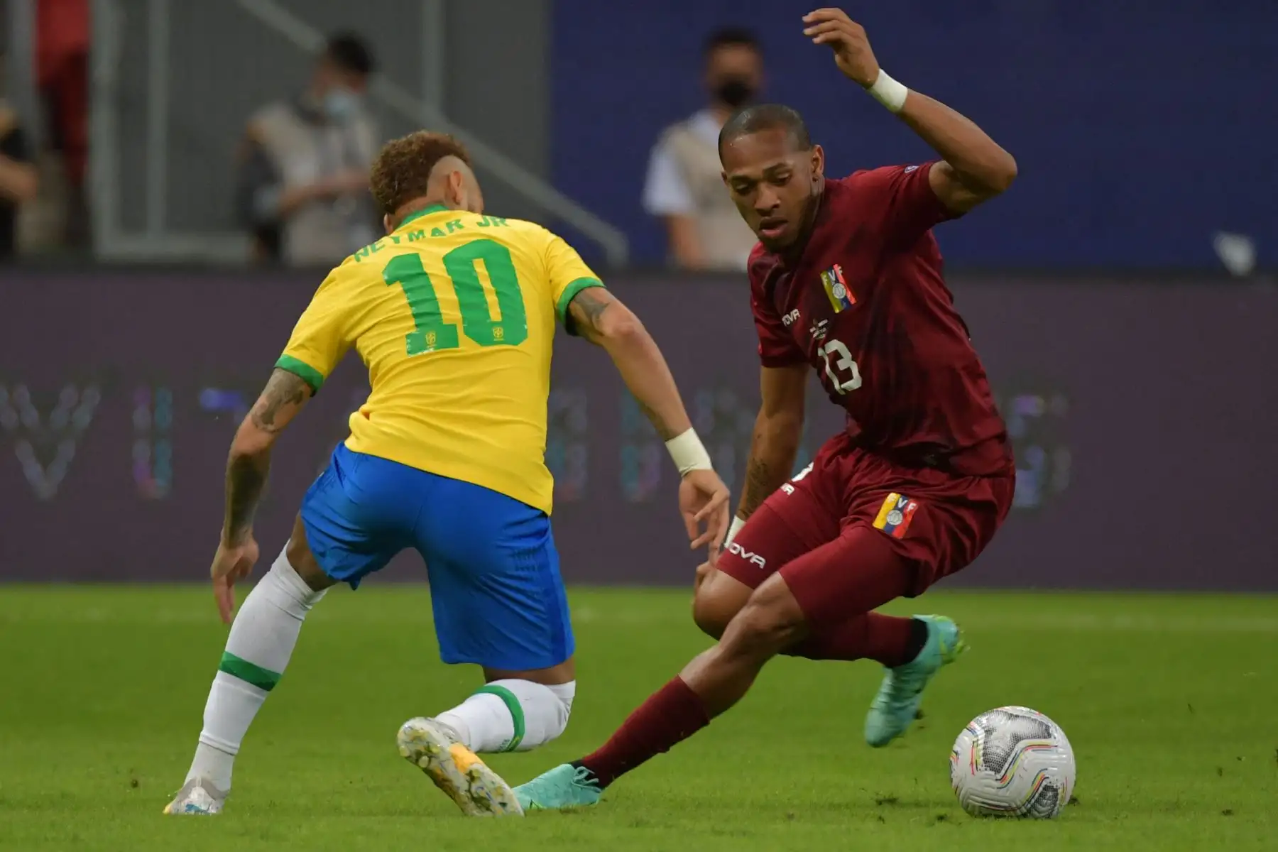 El brasileño Neymar y el venezolano José Martínez compiten por el balón durante el partido de la fase de grupos del torneo de fútbol Conmebol Copa América 2021 en el estadio Mane Garrincha de Brasilia .Foto: AFP