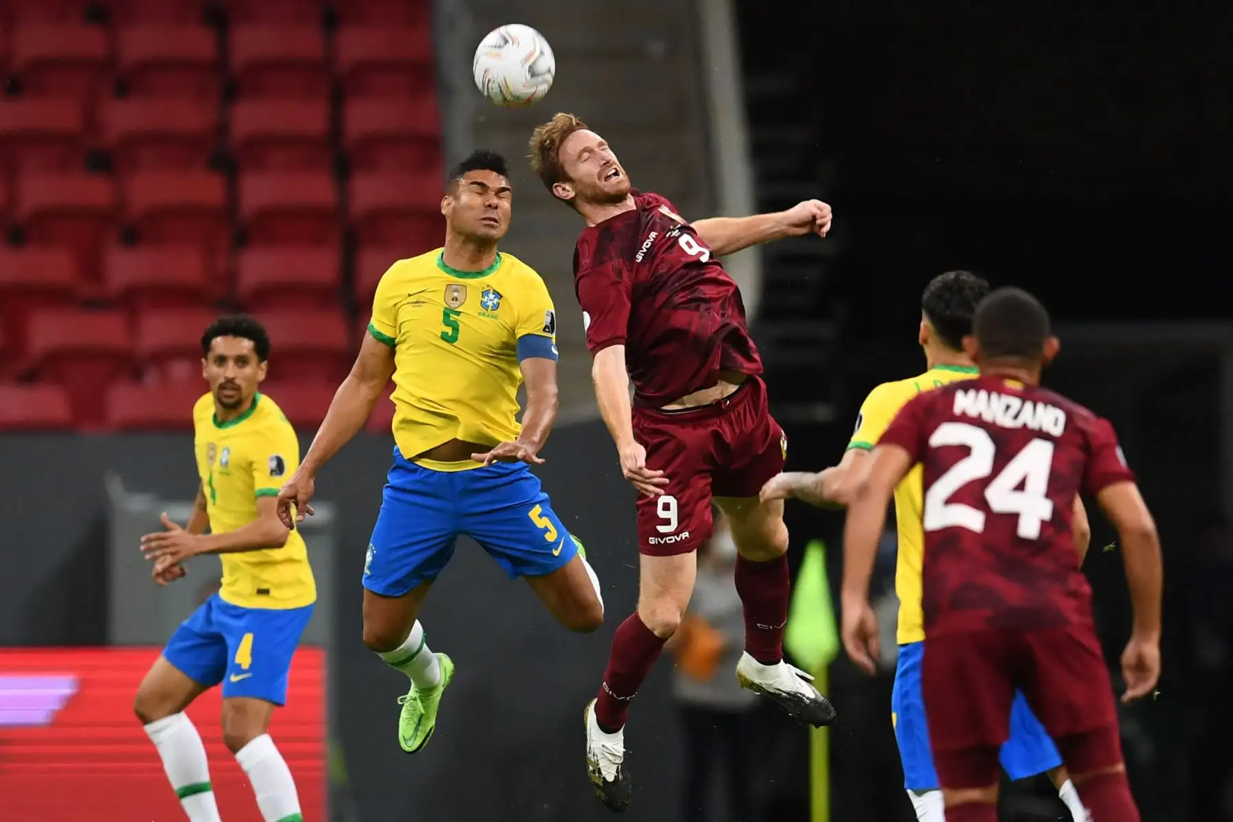 Casemiro de Brasil y Fernando Aristeguieta de Venezuela compiten por el balón durante el partido de la fase de grupos del torneo de fútbol Conmebol Copa América 2021 en el estadio Mane Garrincha de Brasilia.
Foto: AFP