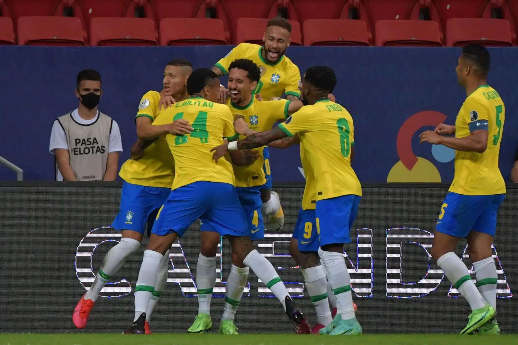 Marquinhos de Brasil celebra con sus compañeros de equipo tras anotar contra Venezuela durante el partido de la fase de grupos del torneo de fútbol Conmebol Copa América 2021 en el Estadio Mane Garrincha de Brasilia.
Foto: AFP