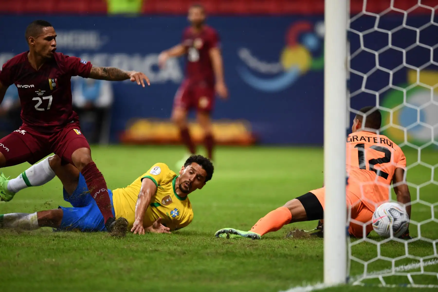 Marquinhos de Brasil anota contra el portero de Venezuela Joel Graterol durante el partido de la fase de grupos del torneo de fútbol Conmebol Copa América 2021 en el Estadio Mane Garrincha en Brasilia.
Foto: AFP