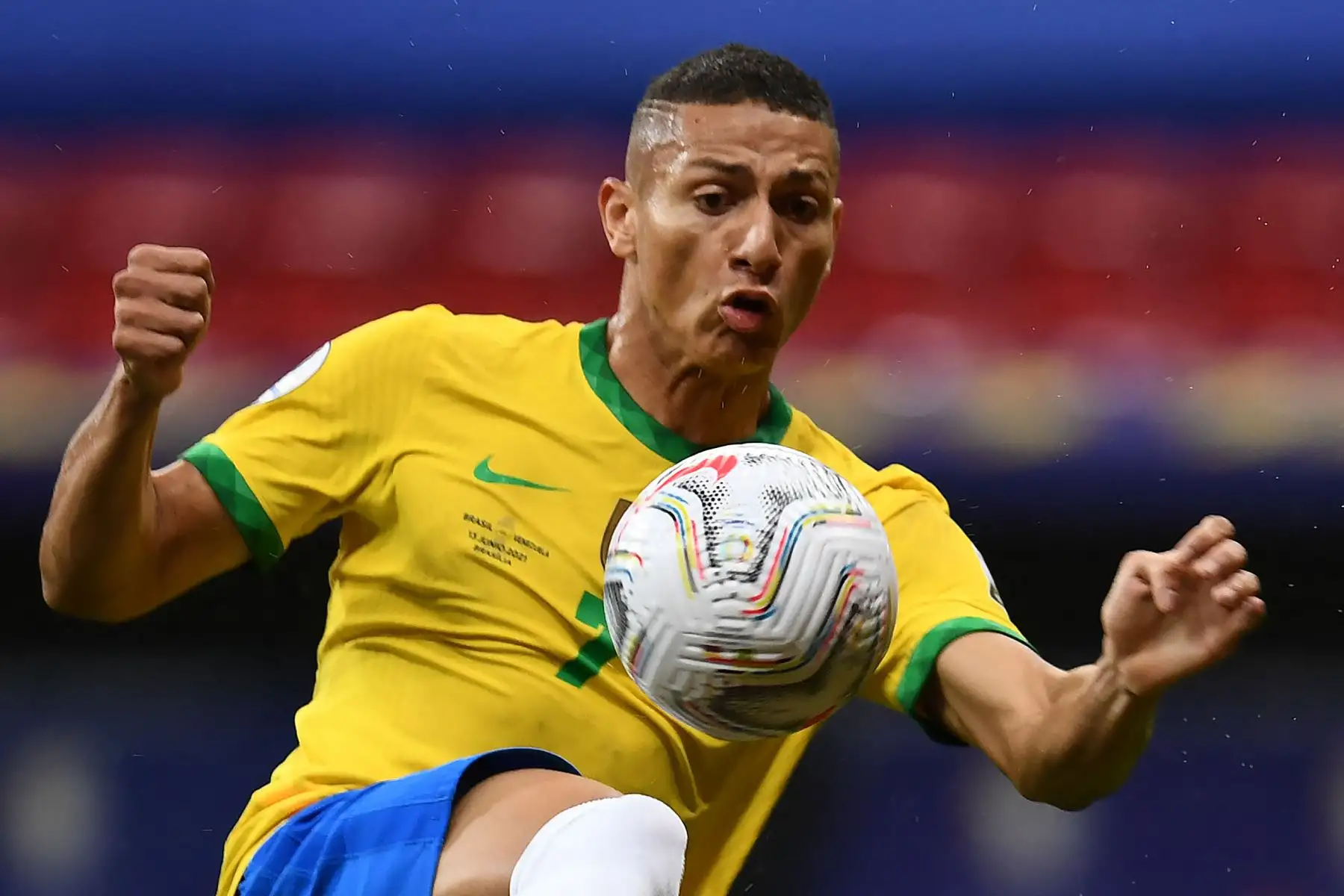 Richarlison de Brasil controla el balón durante el partido de la fase de grupos del torneo de fútbol Conmebol Copa América 2021 contra Venezuela en el Estadio Mane Garrincha en Brasilia.
Foto: AFP