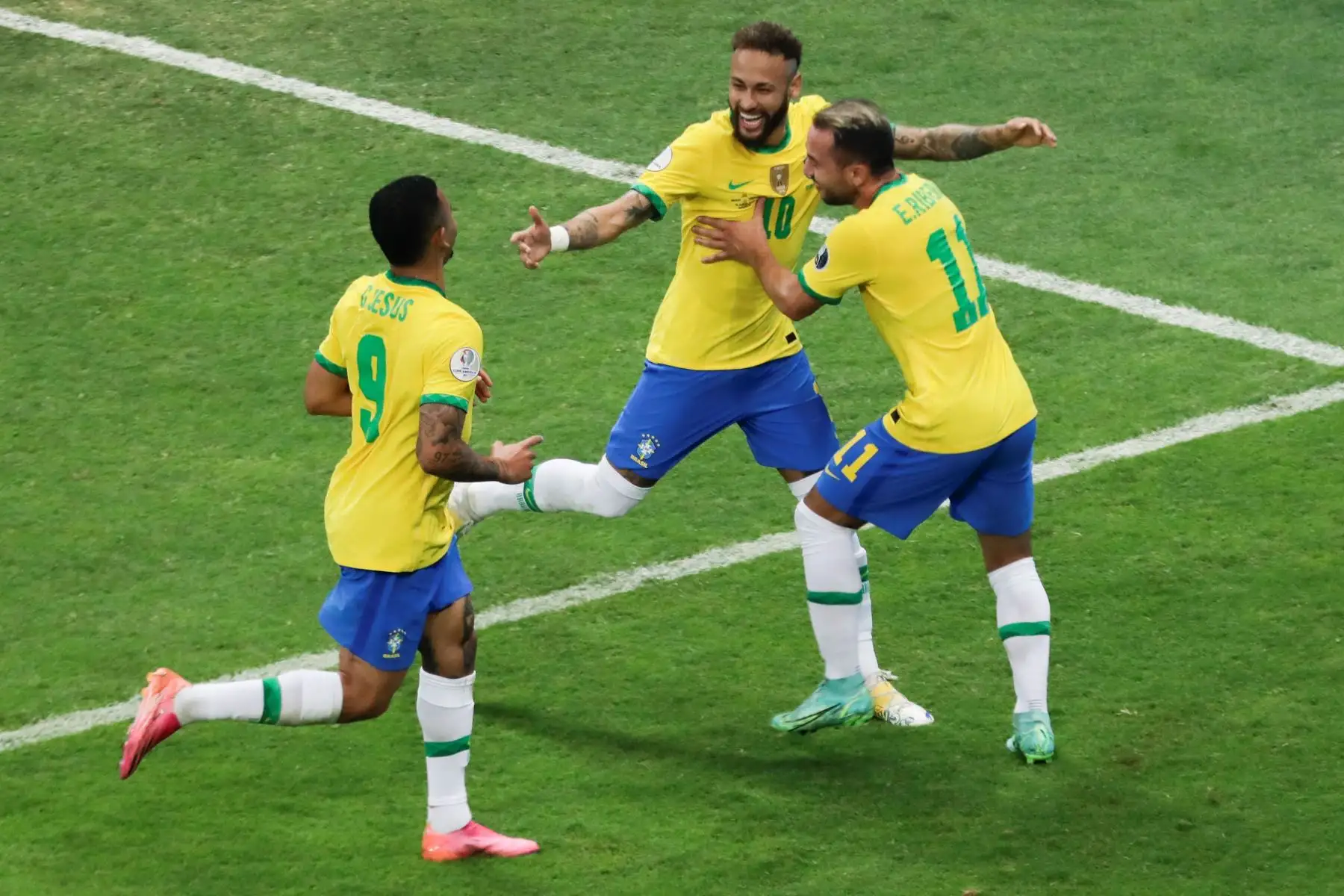 El jugador Neymar  de Brasil celebra hoy con sus compañeros Gabriel Jesús (i) y Everton Riveiro tras anotar contra Venezuela, durante el partido inaugural de la Copa América en el estadio Mané Garrincha, en Brasilia.
Foto: AFP