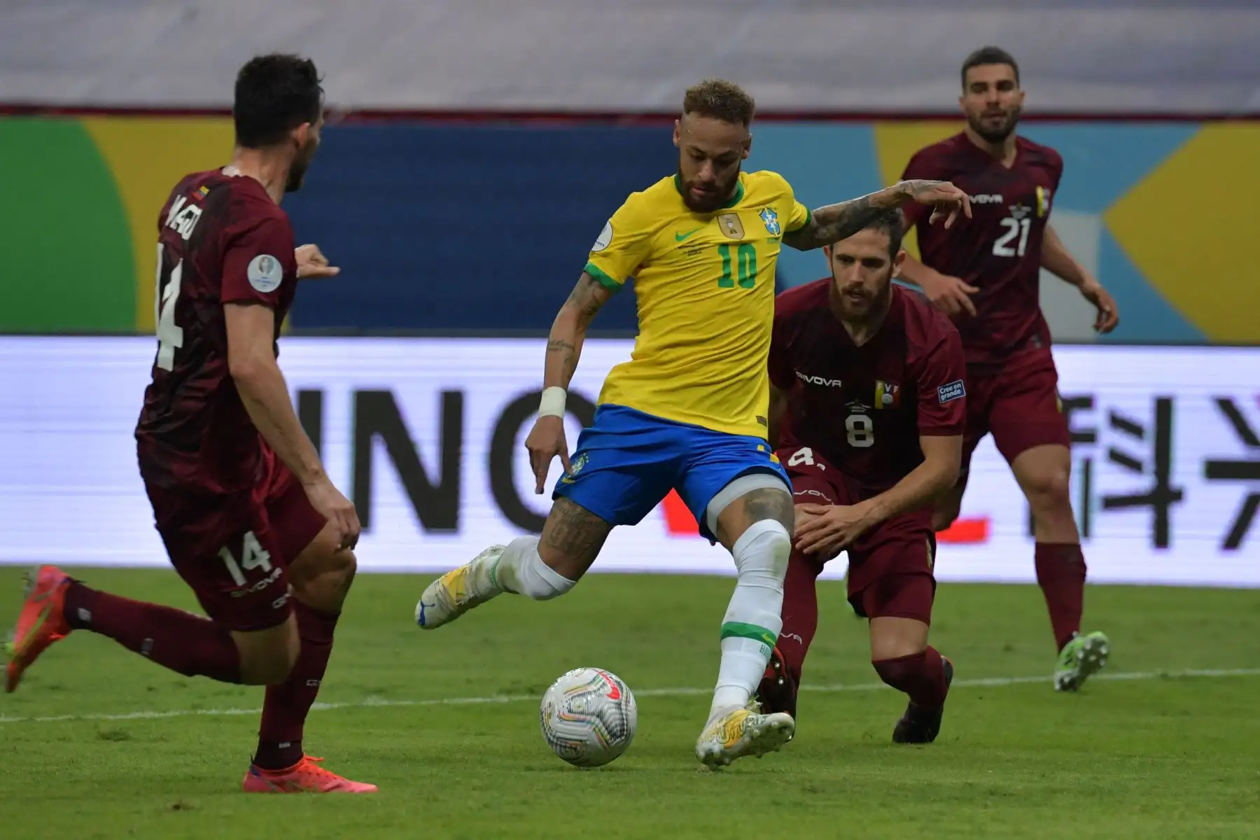 El brasileño Neymar y el venezolano Francisco La Mantia compiten por el balón durante el partido de la fase de grupos del torneo de fútbol Conmebol Copa América 2021 en el estadio Mane Garrincha de Brasilia.
Foto: AFP