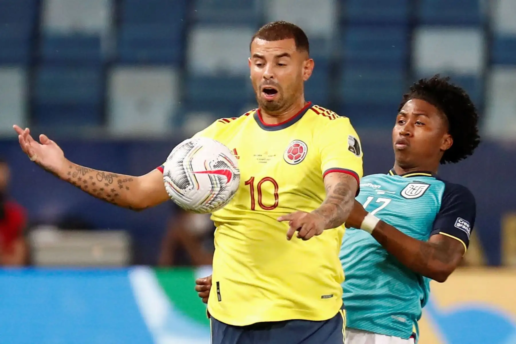 Edwin Cardona de Colombia disputa un balón con Angelo Preciado de Ecuador hoy, en un partido del grupo A de la Copa América entre las selecciones de Colombia y Venezuela en el estadio Arena Pantanal en Brasil.
Foto: EFE