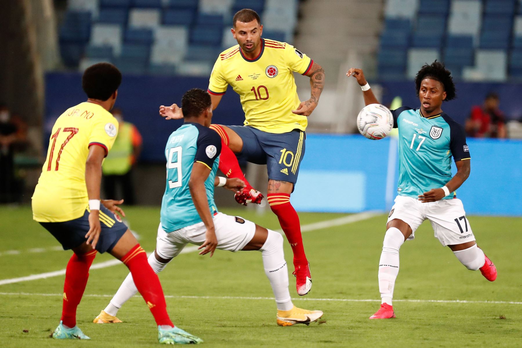 Edwin Cardona  de Colombia disputa  el balón con Gonzalo Plata de Ecuador, durante un partido del grupo A de la Copa América en el estadio Arena Pantanal, en Cuiabá (Brasil). 
Foto: EFE