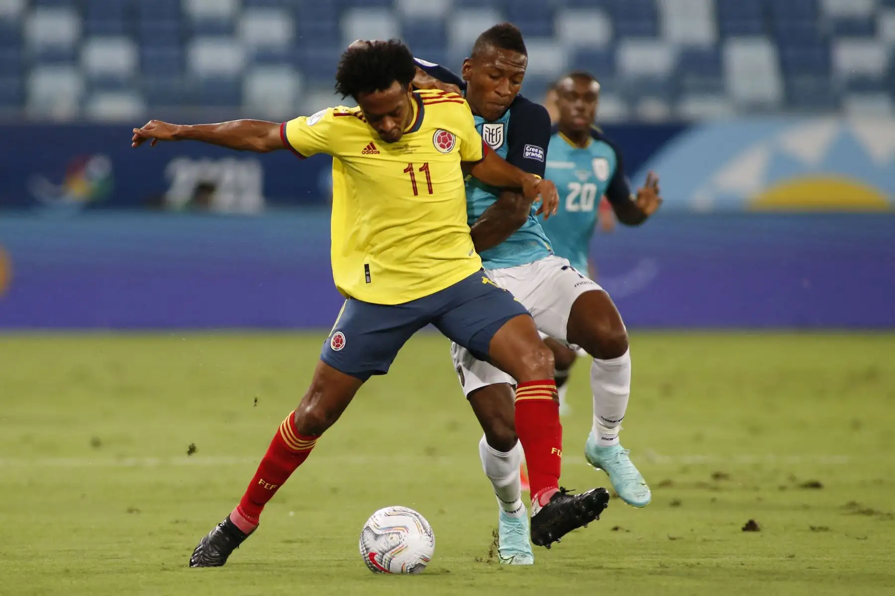 El colombiano Juan Guillermo Cuadrado y el ecuatoriano Pervis Estupinan compiten por el balón durante el partido de la fase de grupos del torneo de fútbol Conmebol Copa América 2021 en el Pantanal Arena de Cuiabá, Brasil.
Foto: AFP