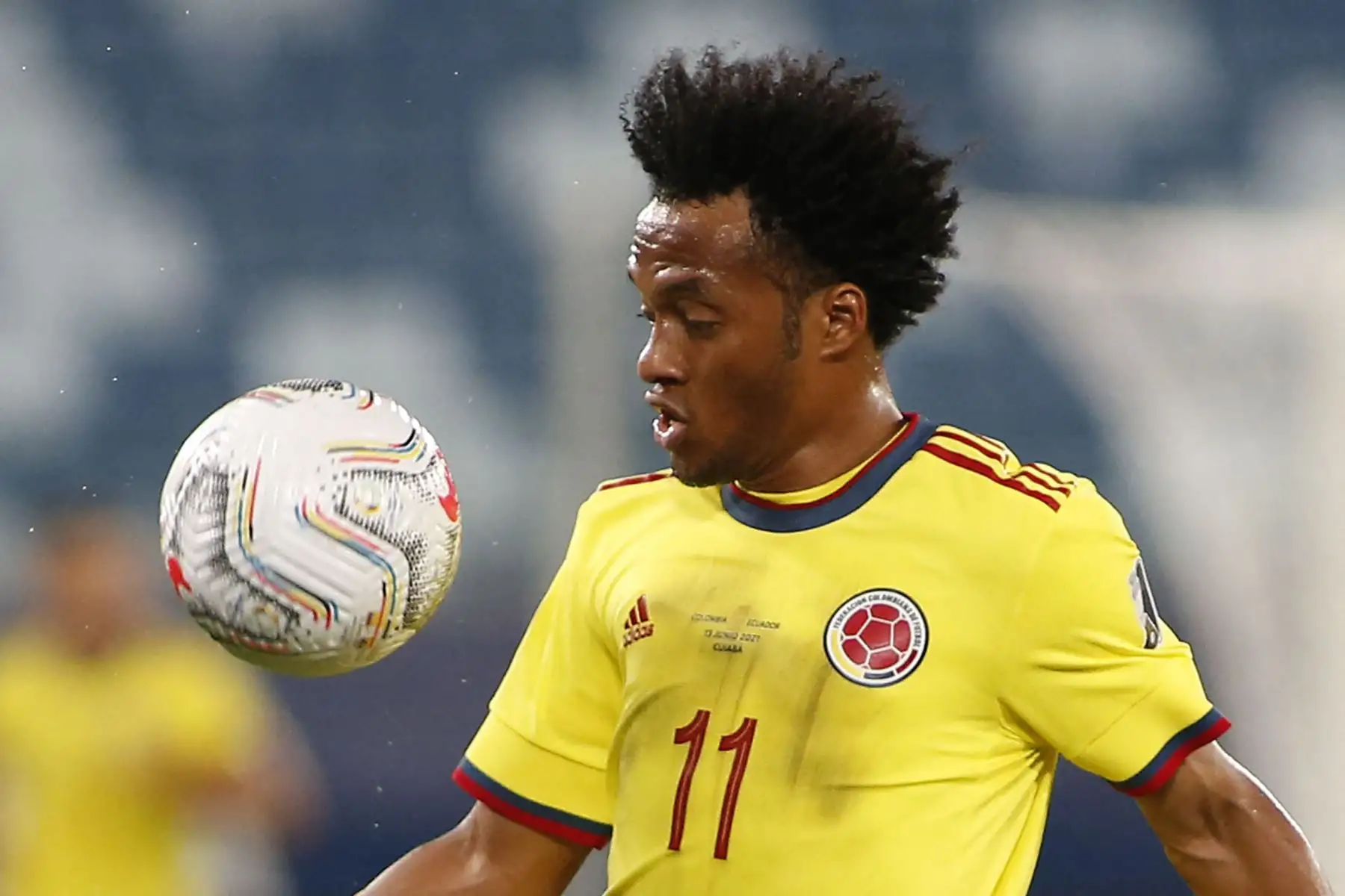 El colombiano Juan Guillermo Cuadrado mira el balón durante el partido de la fase de grupos del torneo de fútbol Conmebol Copa América 2021 entre Colombia y Ecuador en el Pantanal Arena de Cuiabá, Brasil.
Foto: AFP