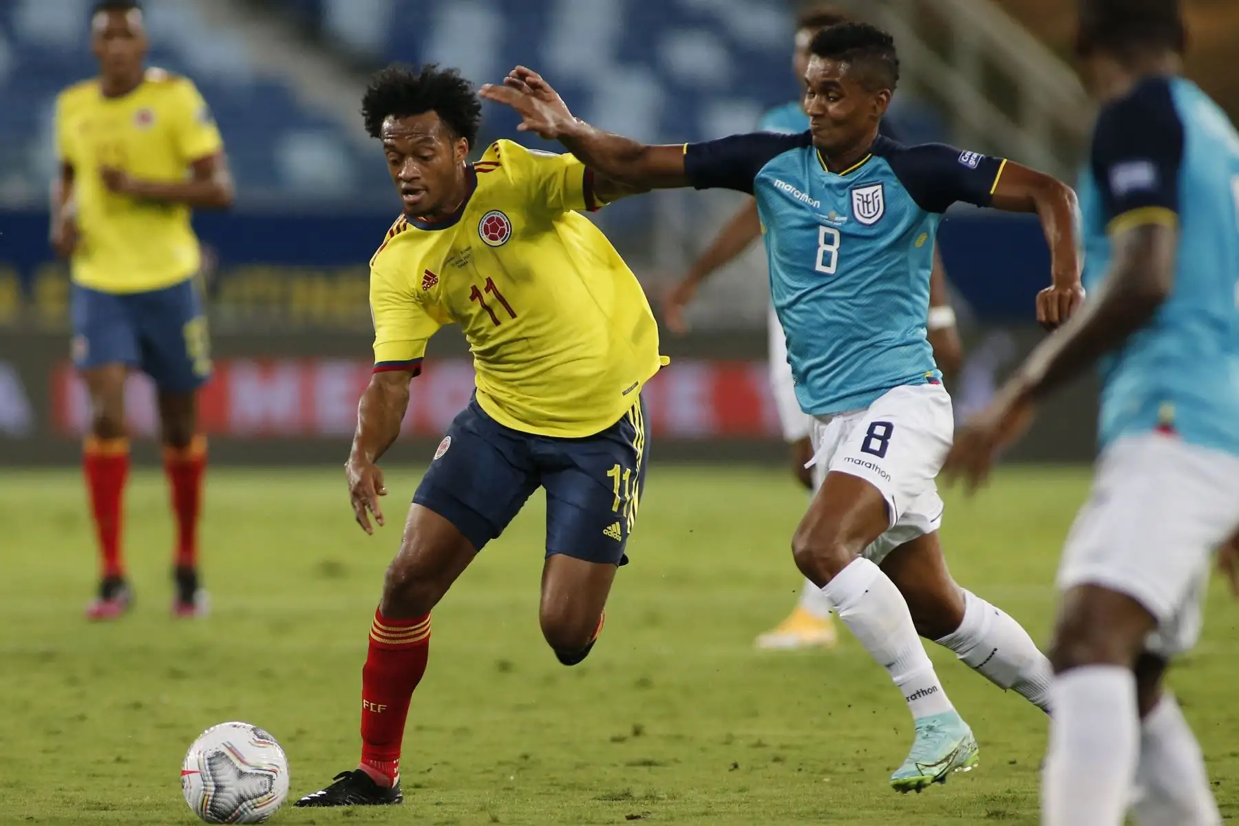 El colombiano Juan Cuadrado y el ecuatoriano Carlos Gruezo compiten por el balón durante el partido de la fase de grupos del torneo de fútbol Conmebol Copa América 2021 en el Pantanal Arena de Cuiabá, Brasil.
Foto: AFP