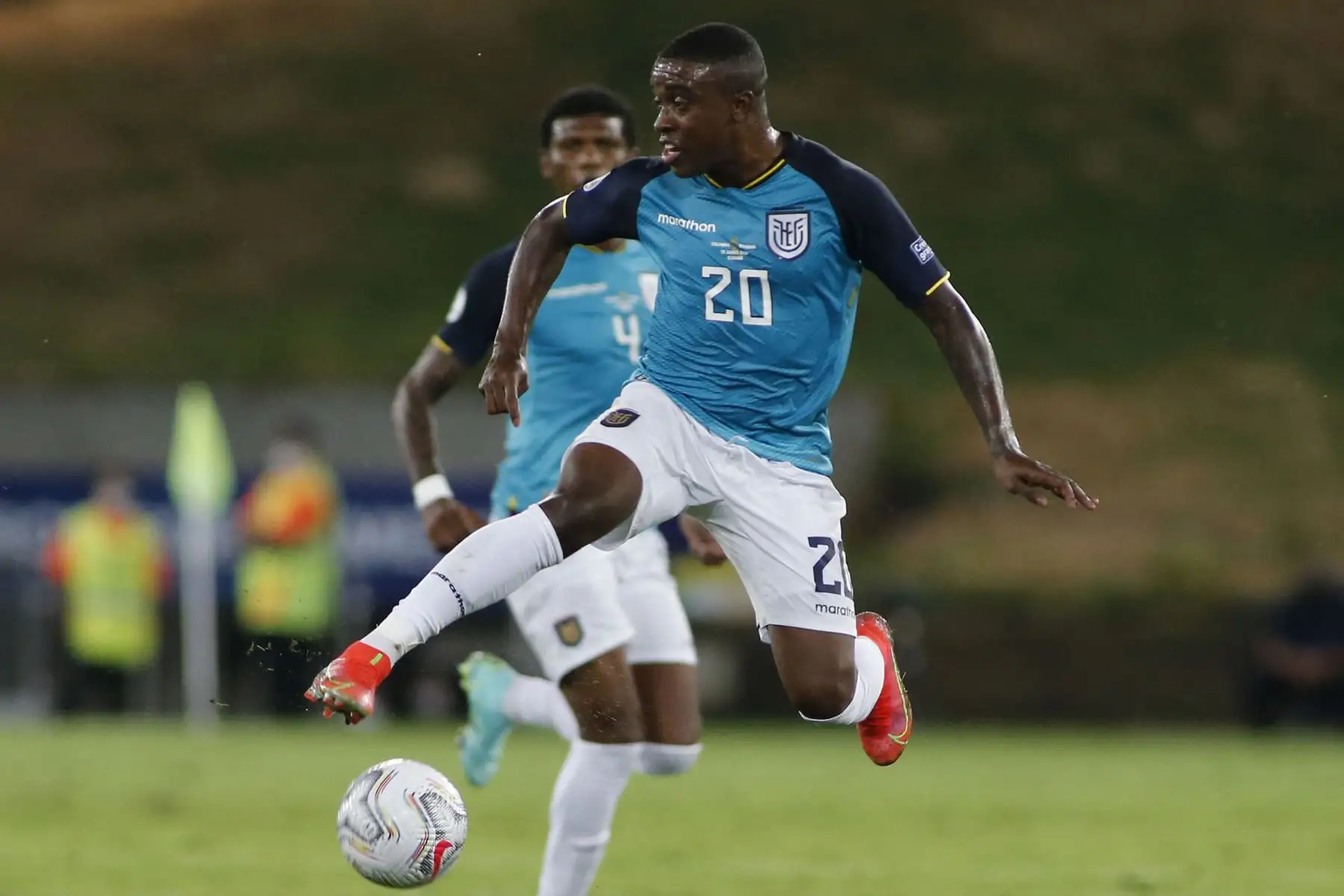 Jhegson Méndez de Ecuador controla el balón durante el partido de la fase de grupos del torneo de fútbol Conmebol Copa América 2021 entre Colombia y Ecuador en el Pantanal Arena de Cuiabá, Brasil.
Foto: AFP