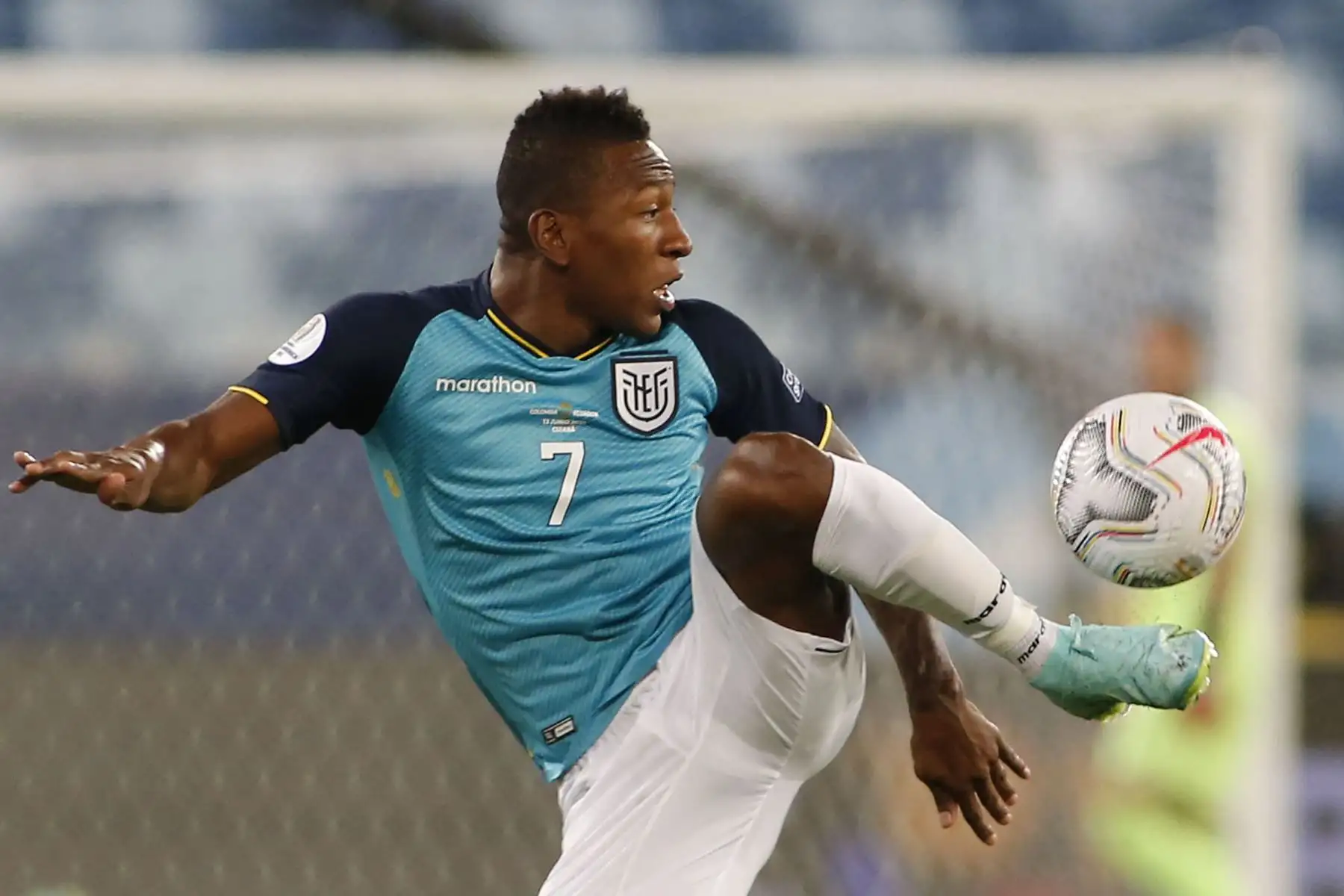 Pervis Estupinan de Ecuador controla el balón durante su partido de la fase de grupos del torneo de fútbol Conmebol Copa América 2021 contra Colombia en el Pantanal Arena de Cuiabá, Brasil.
Foto: AFP