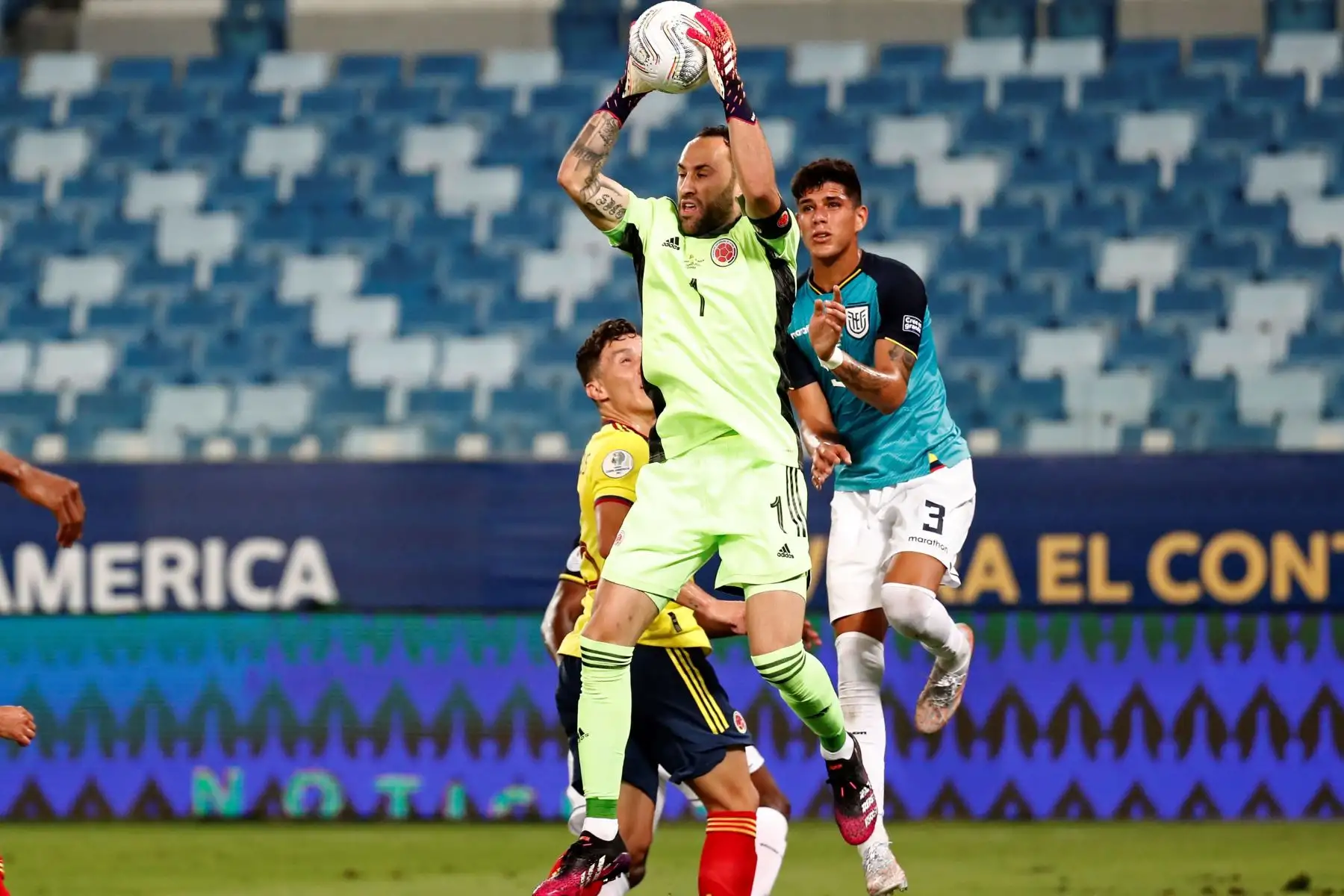 El arquero David Ospina de Colombia ataja hoy a balón contra Ecuador, durante un partido del grupo A de la Copa América en el estadio Arena Pantanal, en Cuiabá (Brasil). 
Foto: AFP