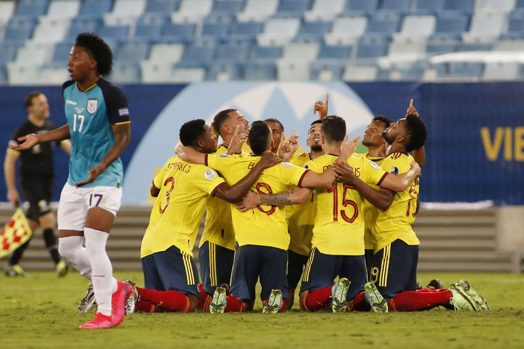 Los futbolistas colombianos celebran tras anotar contra Ecuador durante el partido de la fase de grupos del torneo de fútbol Conmebol Copa América 2021 en el Pantanal Arena de Cuiabá, Brasil.
Foto: AFP