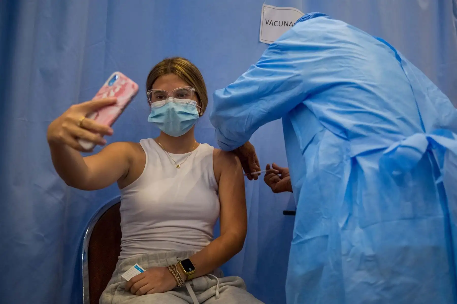 Los anticuerpos perduran 12 meses después y aumentan con la vacuna.