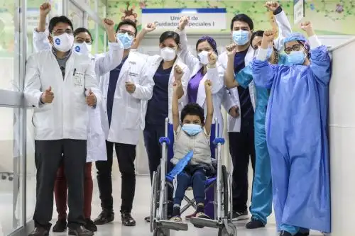Niño que recibió trasplante de un segmento del hígado de su padre fue dado de alta en el hospital Rebagliati.