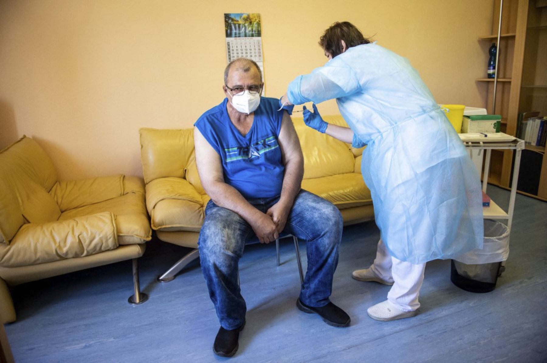 Un hombre recibe la primera dosis de la vacuna Sputnik V contra el coronavirus COVID-19 en Bratislava, Eslovaquia. El Sputnik V ha sembrado la división entre los países del antiguo bloque del Este, y algunos lo ven como un regalo del cielo y otros como un Herramienta de propaganda del Kremlin. Foto: AFP