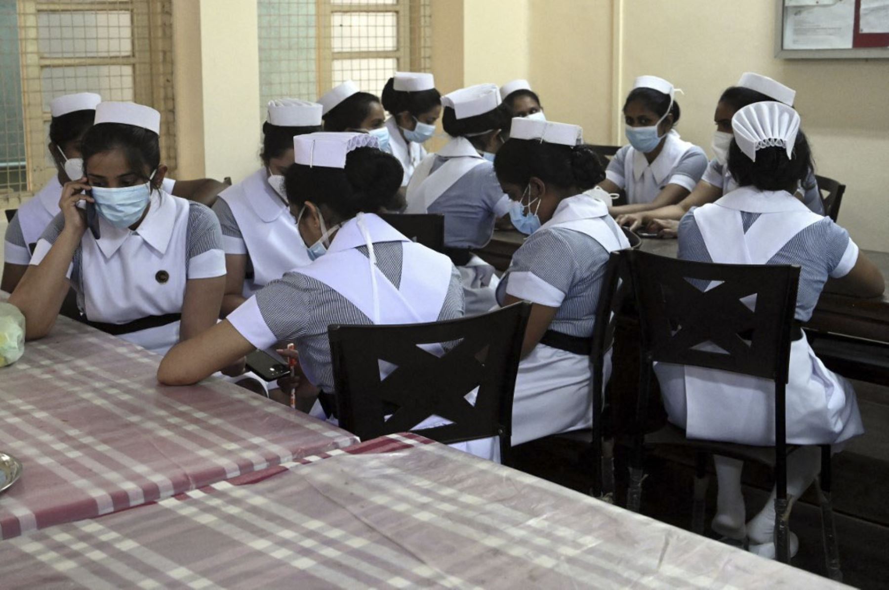 Trabajadoras de la salud participan en una huelga para exigir los mismos incentivos que reciben los médicos por su trabajo de primera línea contra la pandemia del coronavirus Covid-19, en el Hospital Colombo South Teaching en Colombo. Foto: AFP