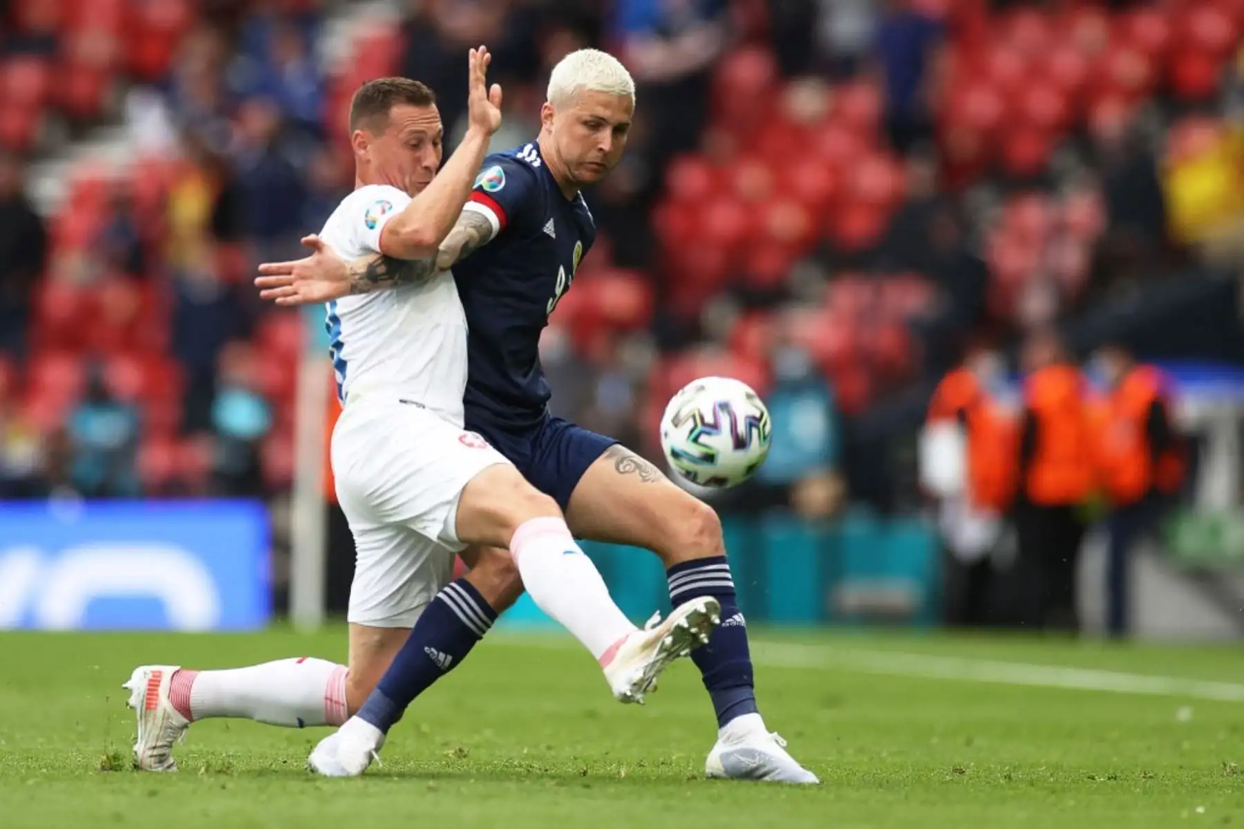 El defensor de la República Checa Jan Boril compite con el delantero de Escocia Lyndon Dykes durante el partido de fútbol del Grupo D de la UEFA EURO 2020 entre Escocia y República Checa en Hampden Park en Glasgow el 14 de junio de 2021. Foto: AFP