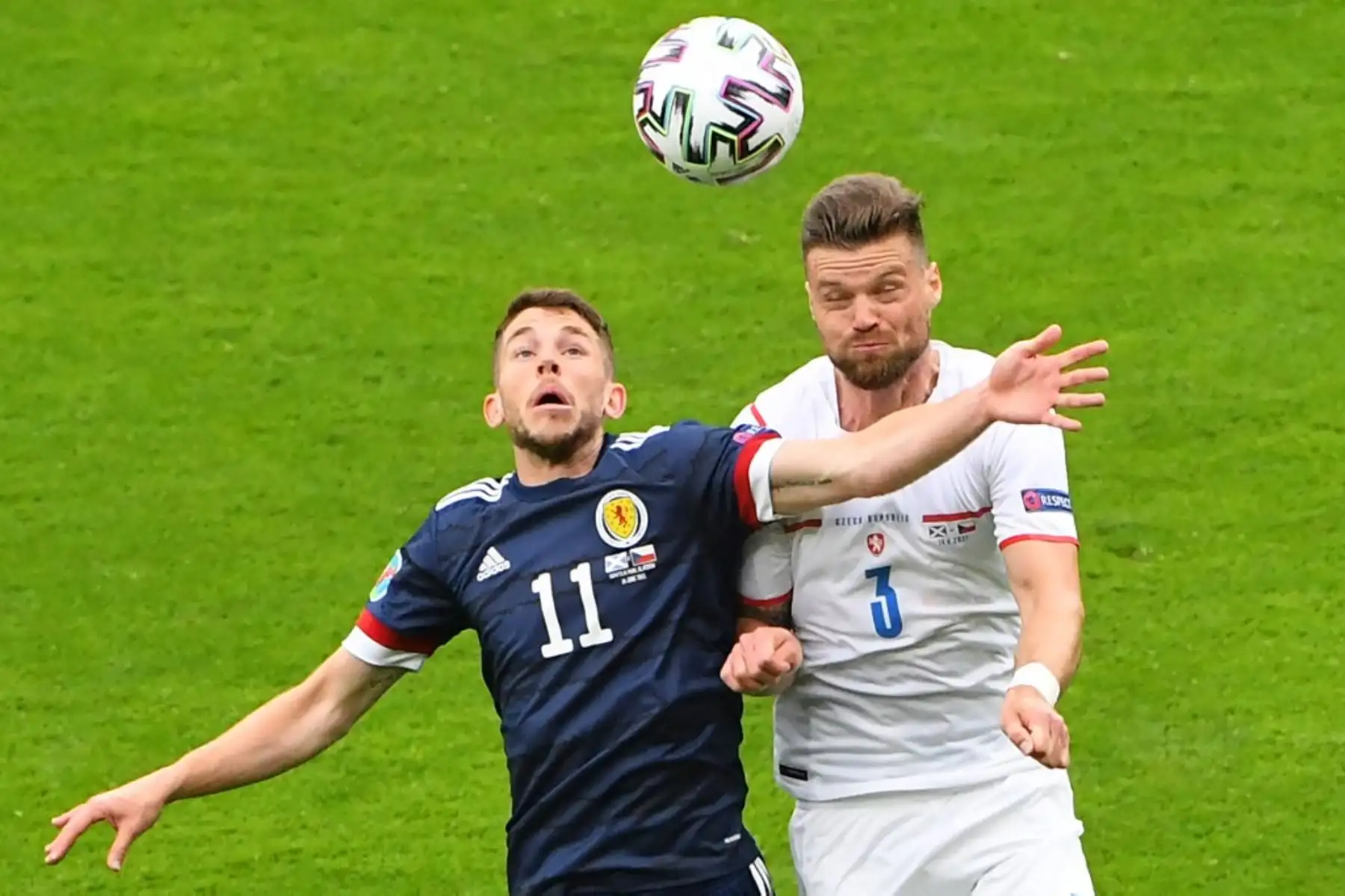 El delantero de Escocia Ryan Christie ve con el defensor de la República Checa Ondrej Celustka durante el partido de fútbol del Grupo D de la UEFA EURO 2020 entre Escocia y la República Checa en Hampden Park en Glasgow el 14 de junio de 2021. Foto: AFP