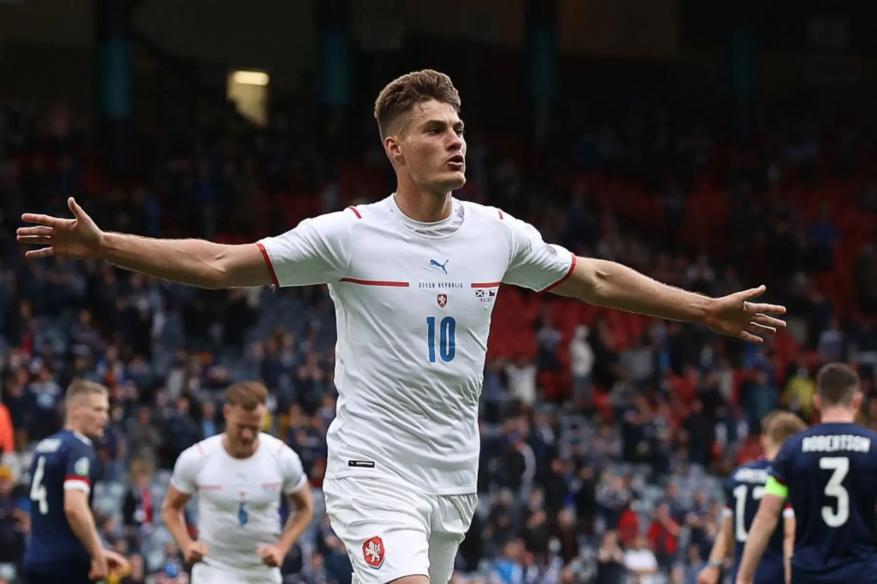 El delantero de la República Checa Patrik Schick celebra anotar el primer gol de su equipo durante el partido de fútbol del Grupo D de la UEFA EURO 2020 entre Escocia y la República Checa en Hampden Park en Glasgow el 14 de junio de 2021. Foto: AFP