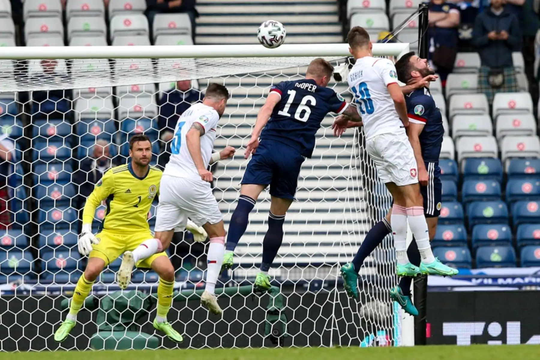 El delantero de la República Checa Patrik Schick (2a desde la derecha) se dirige a marcar el primer gol de su equipo durante el partido de fútbol del Grupo D de la UEFA EURO 2020 entre Escocia y la República Checa en Hampden Park en Glasgow el 14 de junio de 2021. Foto: AFP