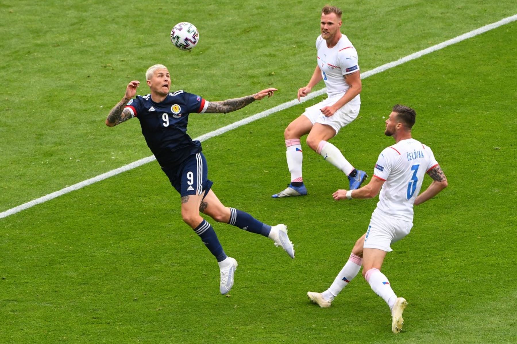 El delantero de Escocia Lyndon Dykes cabecea el balón durante el partido de fútbol del Grupo D de la UEFA EURO 2020 entre Escocia y República Checa en Hampden Park en Glasgow el 14 de junio de 2021. Foto: AFP