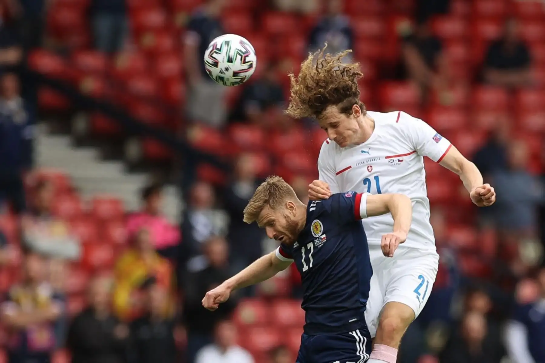 El mediocampista de la República Checa, Alex Kral, cabecea el balón cuando es desafiado por el mediocampista de Escocia, Stuart Armstrong, durante el partido de fútbol del Grupo D de la UEFA EURO 2020 entre Escocia y República Checa en Hampden Park en Glasgow el 14 de junio de 2021. Foto: AFP
