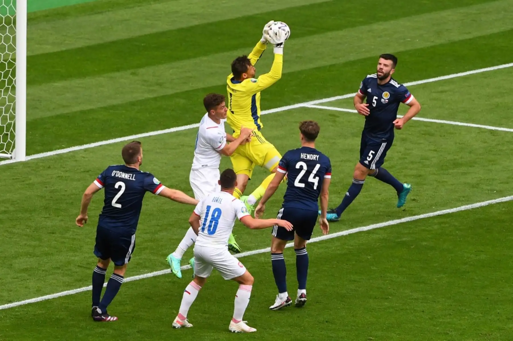 El portero escocés David Marshall hace una parada durante el partido de fútbol del Grupo D de la UEFA EURO 2020 entre Escocia y República Checa en Hampden Park en Glasgow el 14 de junio de 2021. Foto: AFP