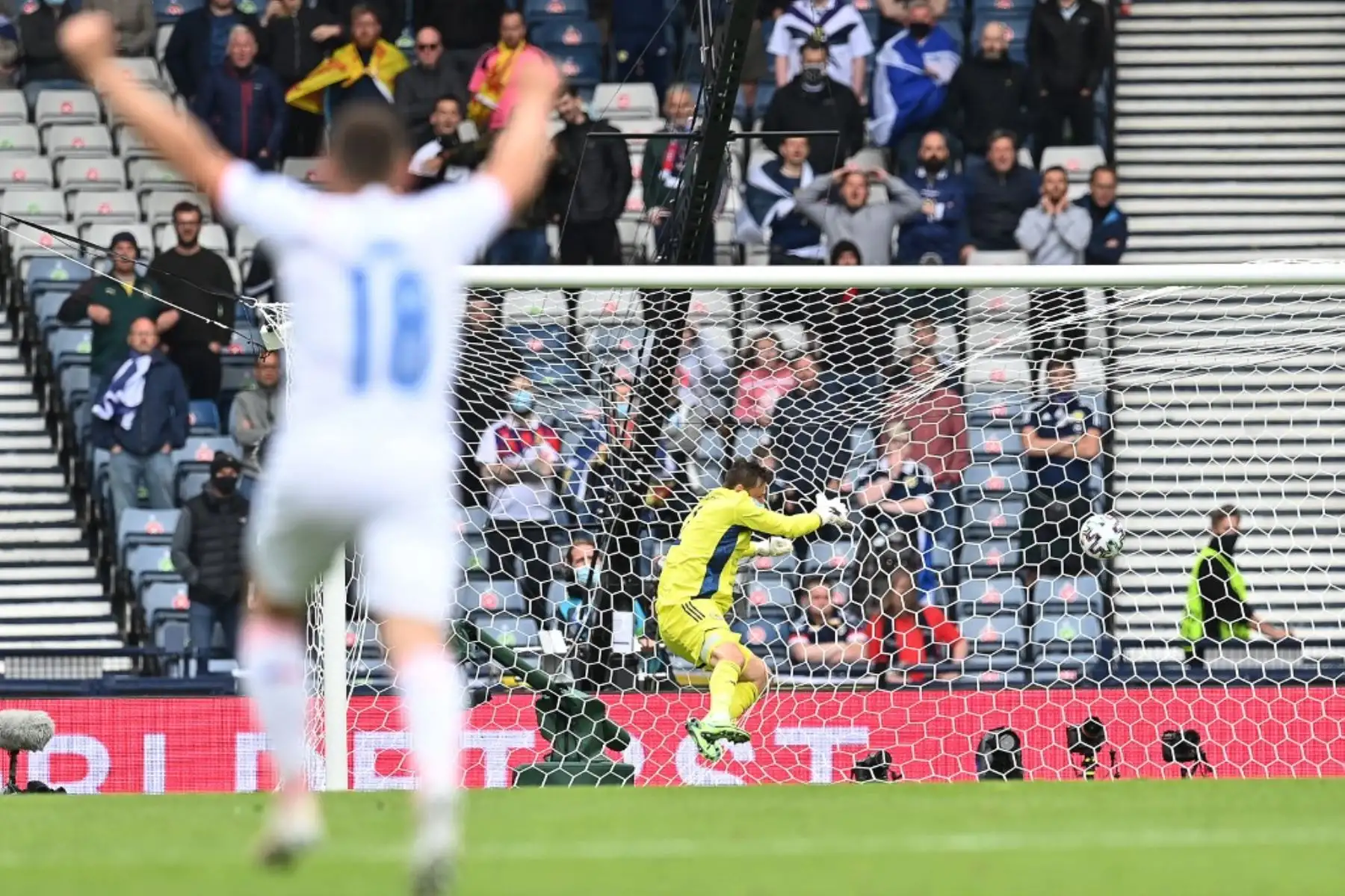 El portero escocés David Marshall falla una parada en el segundo gol de la República Checa durante el partido de fútbol del Grupo D de la UEFA EURO 2020 entre Escocia y la República Checa en Hampden Park en Glasgow el 14 de junio de 2021. Foto: AFP