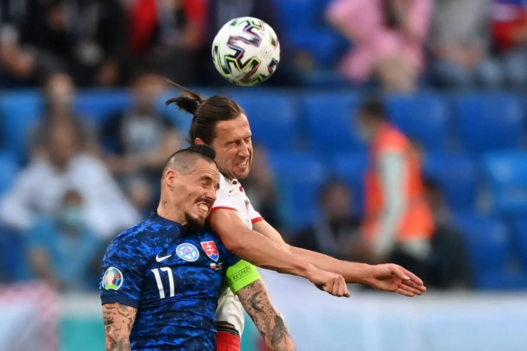 El mediocampista de Eslovaquia Marek Hamsik y el mediocampista de Polonia Grzegorz Krychowiak compiten por el balón durante el partido de fútbol del Grupo E de la UEFA EURO 2020 entre Polonia y Eslovaquia en el Estadio de San Petersburgo en San Petersburgo el 14 de junio de 2021. Foto: AFP