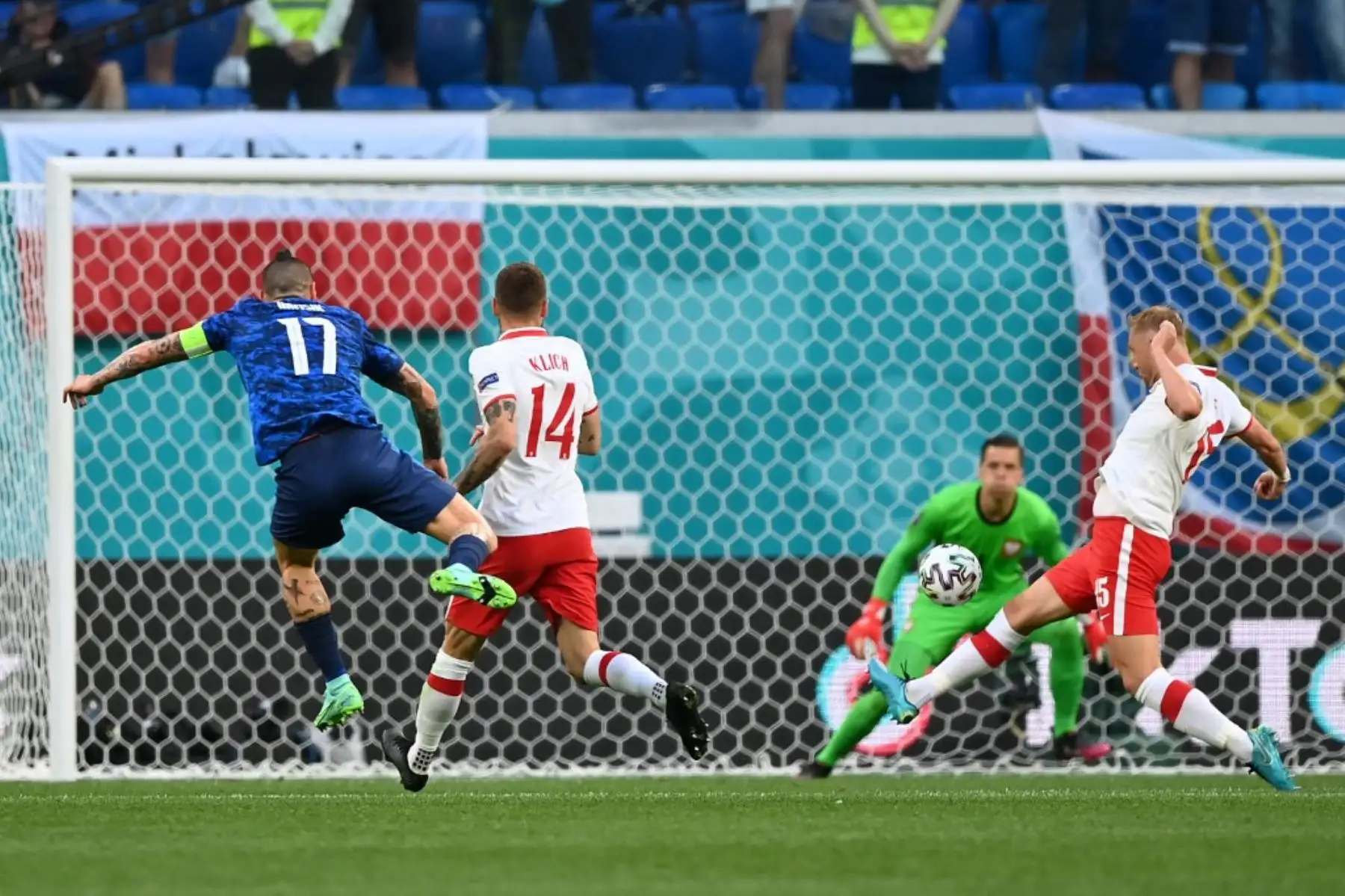 El defensor de Polonia, Kamil Glik, en acción durante el partido de fútbol del Grupo E de la UEFA EURO 2020 entre Polonia y Eslovaquia en el estadio de San Petersburgo en San Petersburgo el 14 de junio de 2021. Foto: AFP