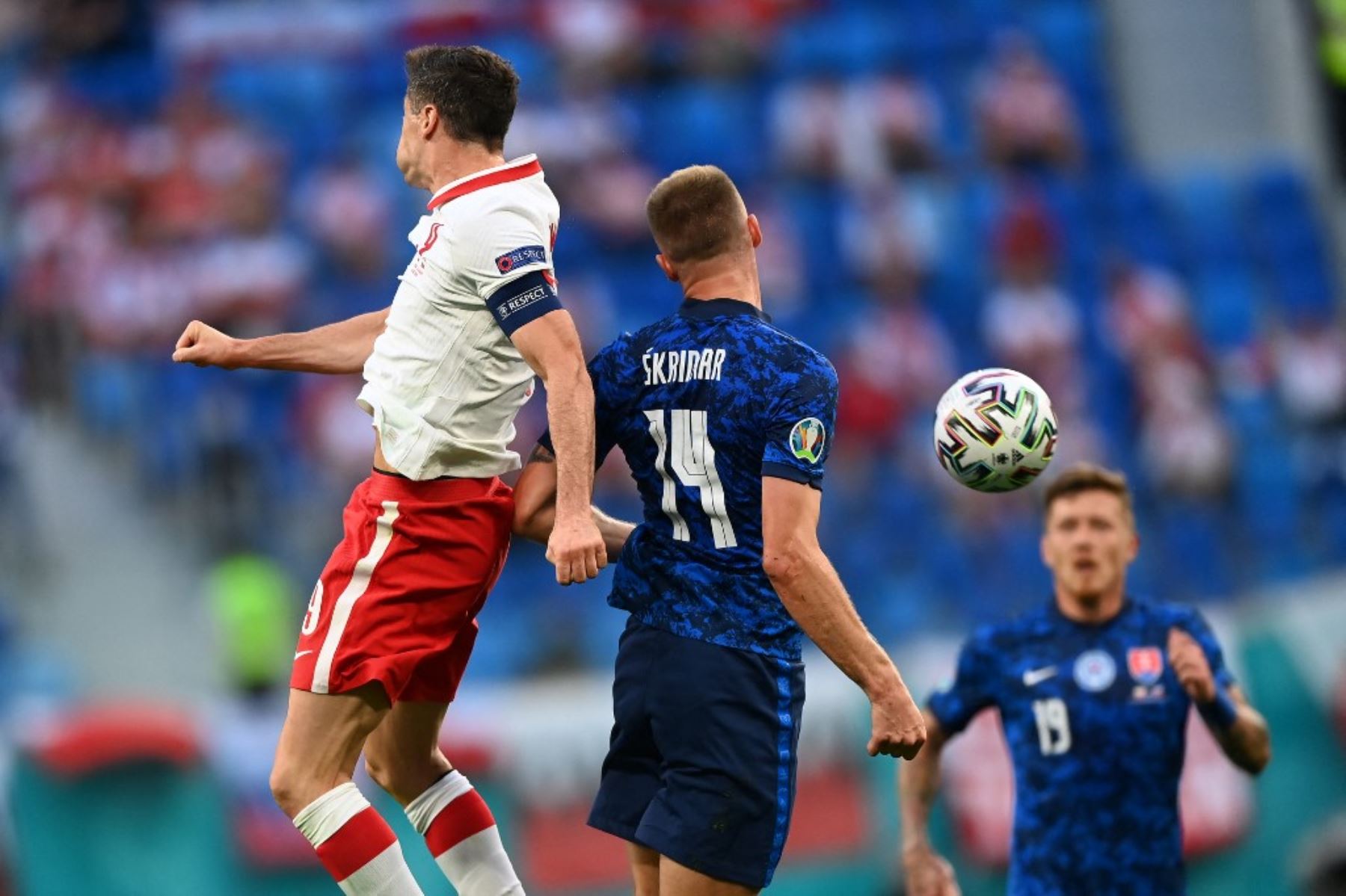 El delantero de Polonia Robert Lewandowski (L) y el defensor de Eslovaquia Milan Skriniar compiten por el balón durante el partido de fútbol del Grupo E de la UEFA EURO 2020 entre Polonia y Eslovaquia en el Estadio de San Petersburgo en San Petersburgo el 14 de junio de 2021. Foto: AFP