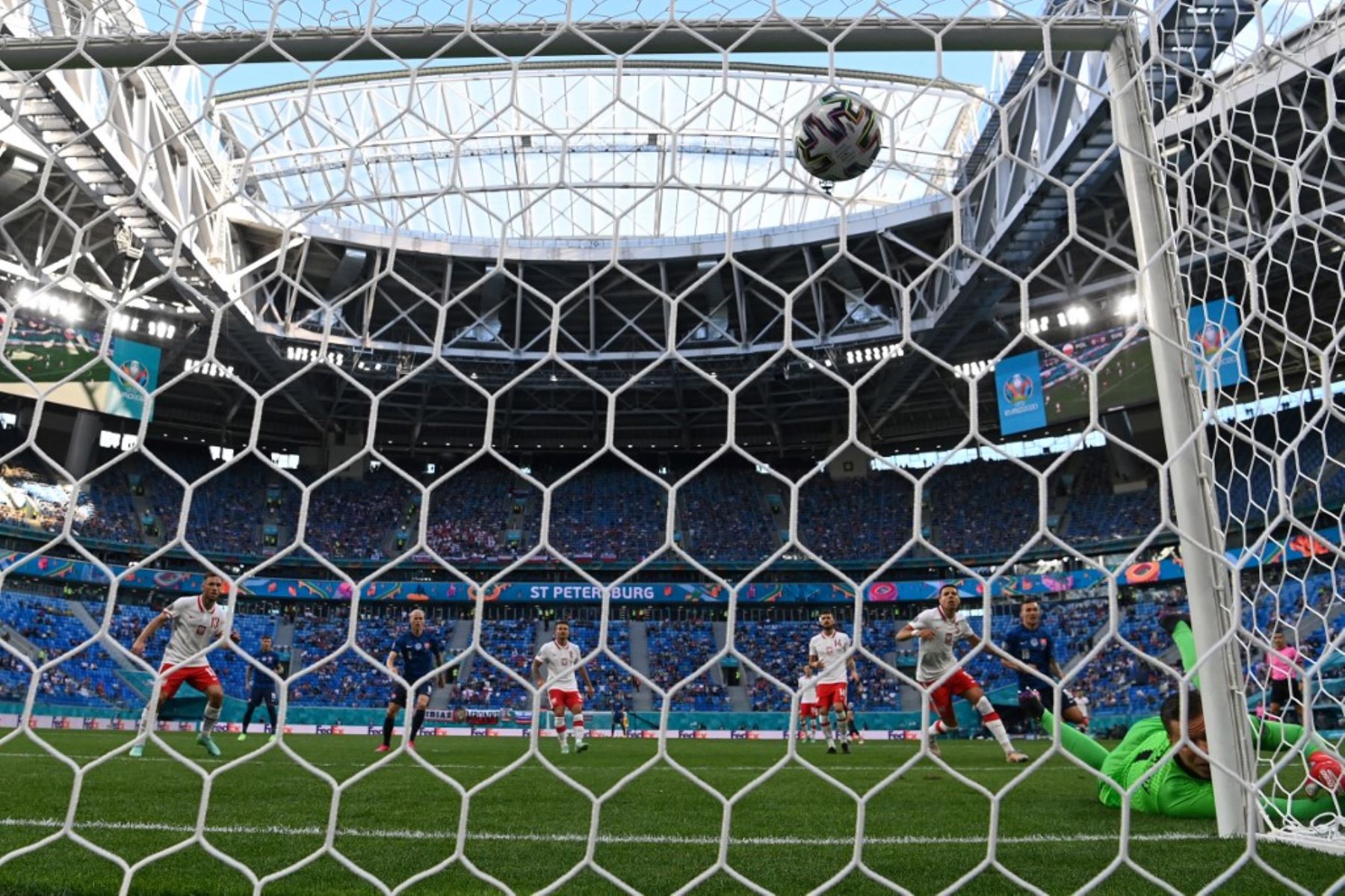 El delantero de Eslovaquia Robert Mak dispara y el portero de Polonia Wojciech Szczesny marca un gol en propia meta durante el partido de fútbol del Grupo E de la UEFA EURO 2020 entre Polonia y Eslovaquia en el Estadio de San Petersburgo en San Petersburgo el 14 de junio de 2021. Foto: AFP