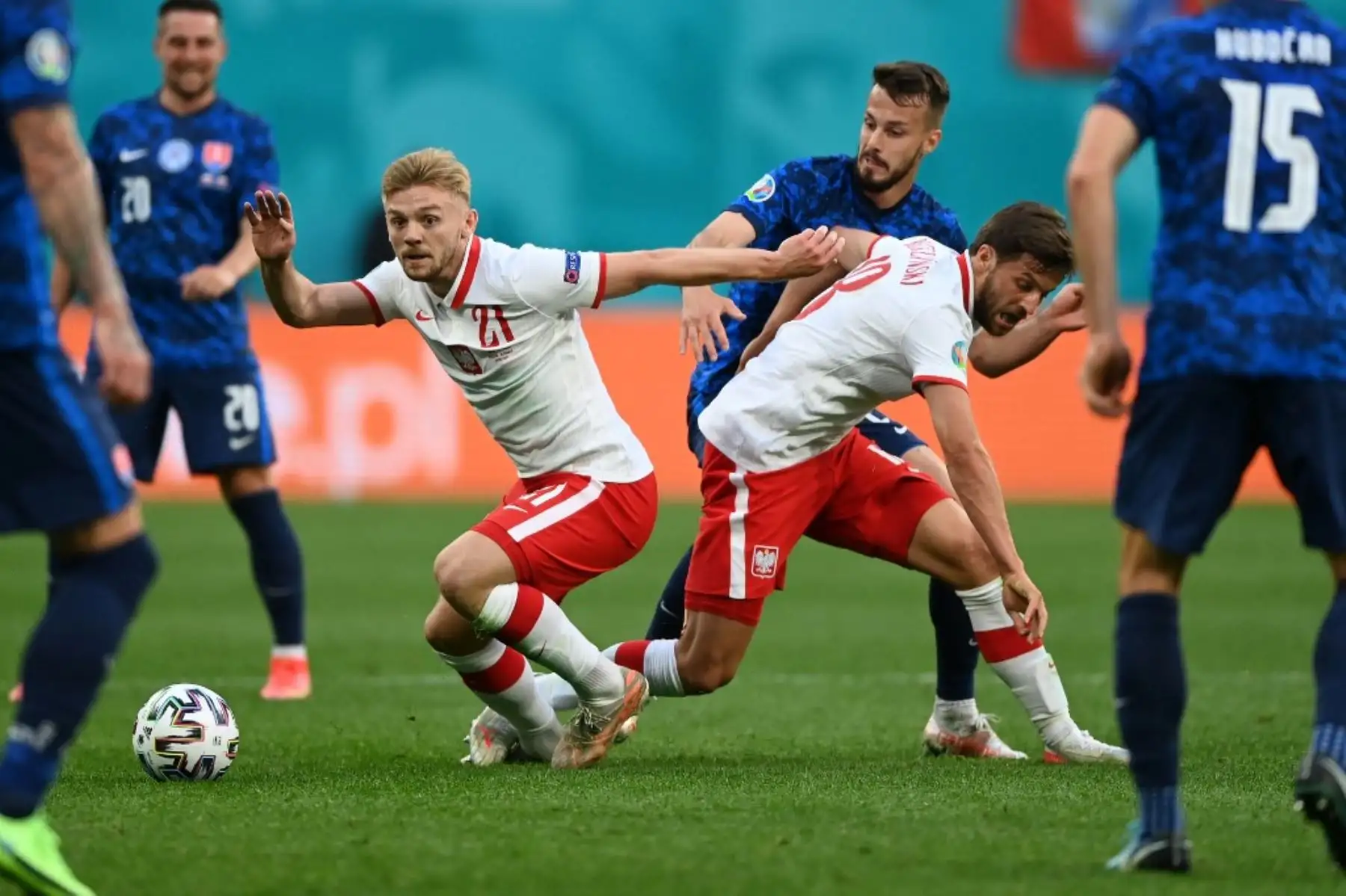 El mediocampista polaco Kamil Jozwiak, el mediocampista eslovaco Jakub Hromada y el defensor polaco Bartosz Bereszynski compiten por el balón durante el partido de fútbol del Grupo E de la UEFA EURO 2020 entre Polonia y Eslovaquia en el estadio de San Petersburgo en San Petersburgo el 14 de junio de 2021. Foto: AFP