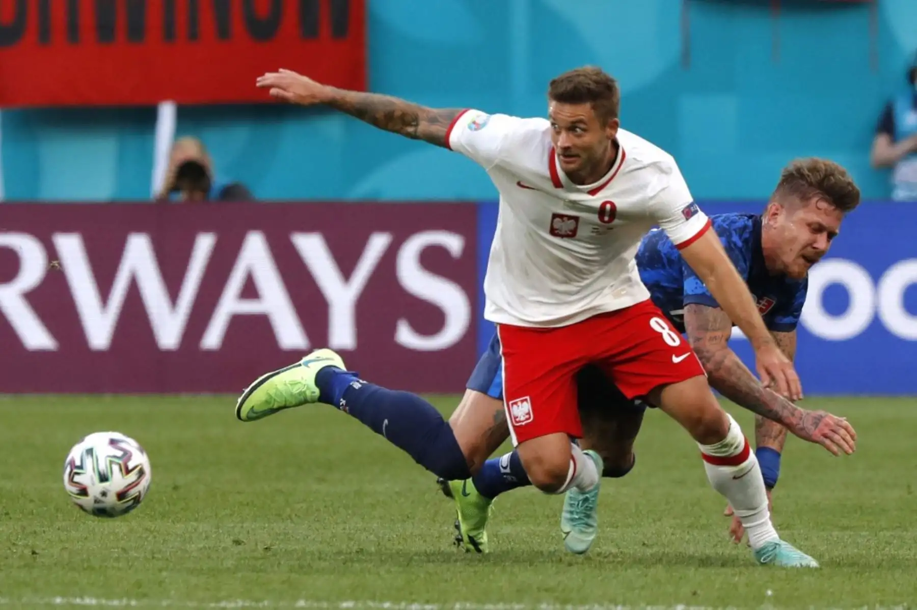 El mediocampista de Polonia Karol Linetty (L) lucha por el balón con el mediocampista de Eslovaquia Juraj Kucka (C) durante el partido de fútbol de la UEFA EURO 2020 Grupo E entre Polonia y Eslovaquia en el Estadio de San Petersburgo en San Petersburgo el 14 de junio de 2021. Foto: AFP