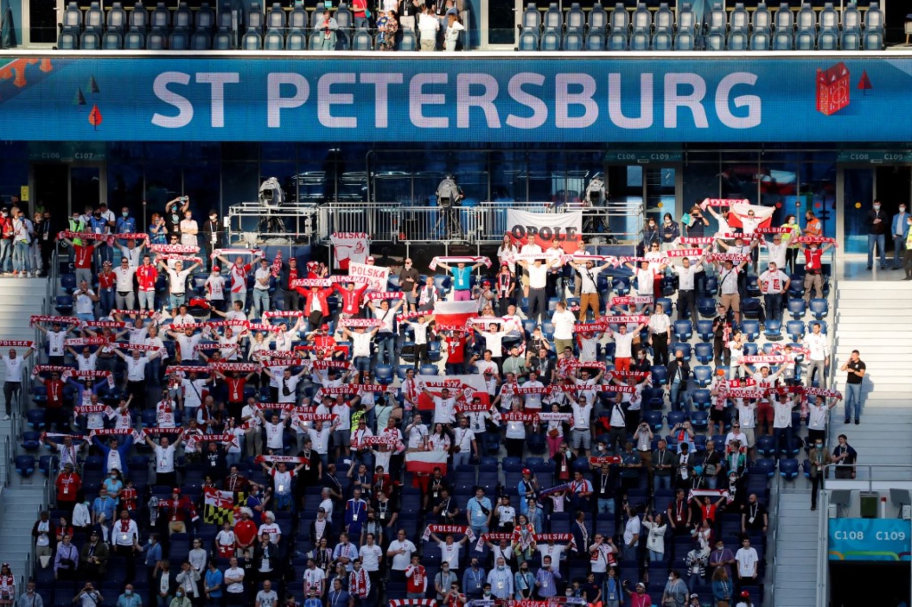 Aficionados de Polonia durante el partido de fútbol del Grupo E de la UEFA EURO 2020 entre Polonia y Eslovaquia en el Estadio de San Petersburgo en San Petersburgo el 14 de junio de 2021. Foto: AFP