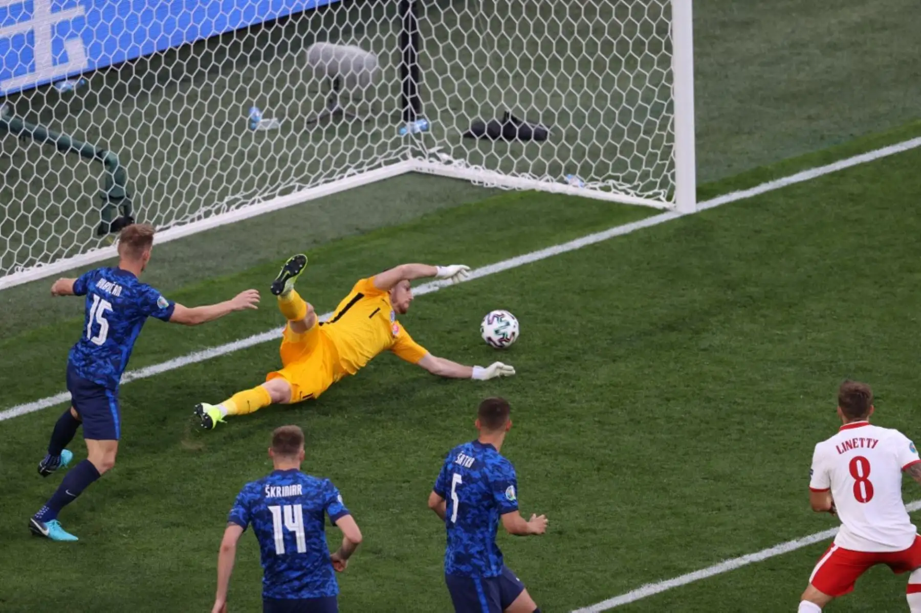 El centrocampista polaco, Karol Linetty, anota el primer gol del equipo durante el partido de fútbol del Grupo E de la UEFA EURO 2020 entre Polonia y Eslovaquia en el Estadio de San Petersburgo en San Petersburgo el 14 de junio de 2021. Foto: AFP
