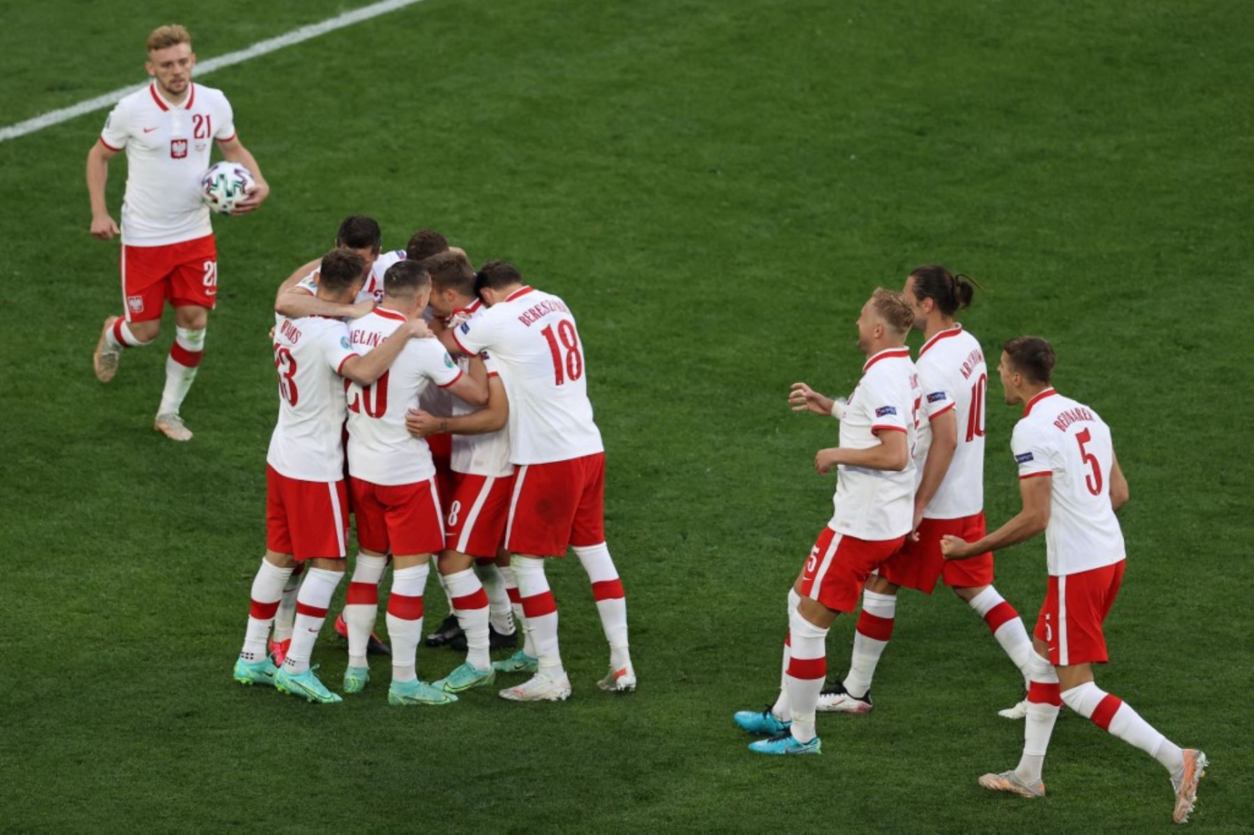 Los jugadores de Polonia celebran el primer gol del equipo durante el partido de fútbol del Grupo E de la UEFA EURO 2020 entre Polonia y Eslovaquia en el estadio de San Petersburgo en San Petersburgo el 14 de junio de 2021. Foto: AFP