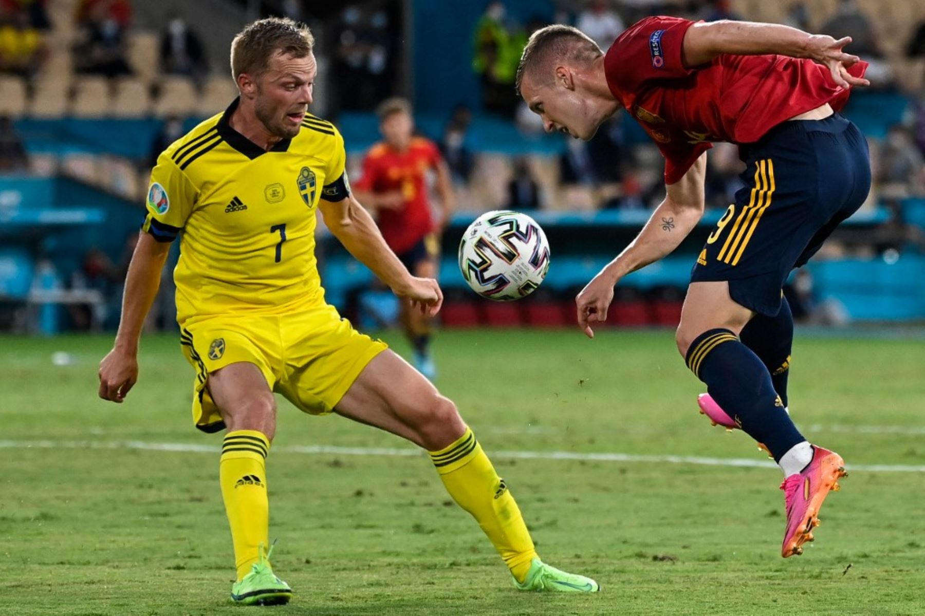 El mediocampista sueco Sebastian Larsson disputa el balón con Daniel Olmo de España durante el encuentro entre España y Suecia por el grupo E de la Eurocopa 2020. Foto: AFP