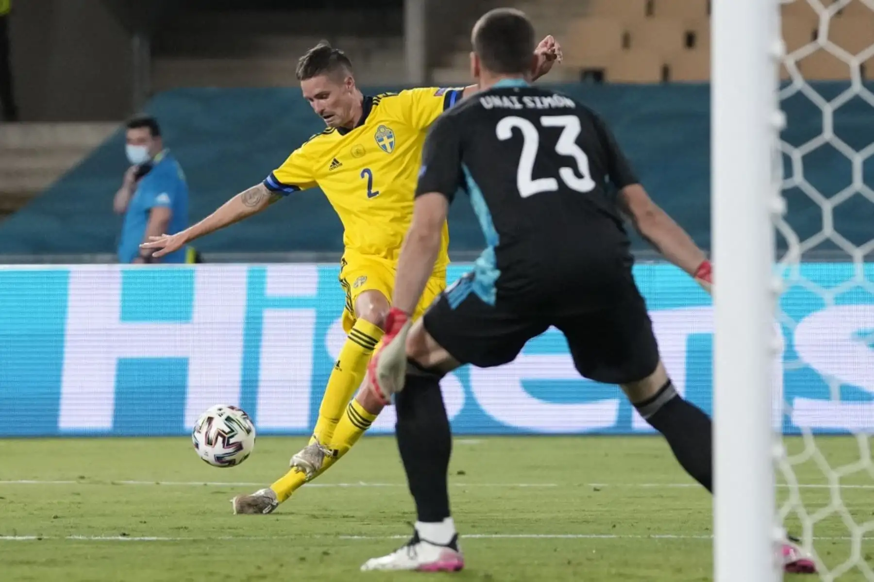 El defensor sueco Mikael Lustig no controla el balón frente al portero español Unai Simon durante el partido de fútbol del Grupo E de la UEFA EURO 2020 entre España y Suecia en el Estadio La Cartuja en Sevilla el 14 de junio de 2021. Foto: AFP