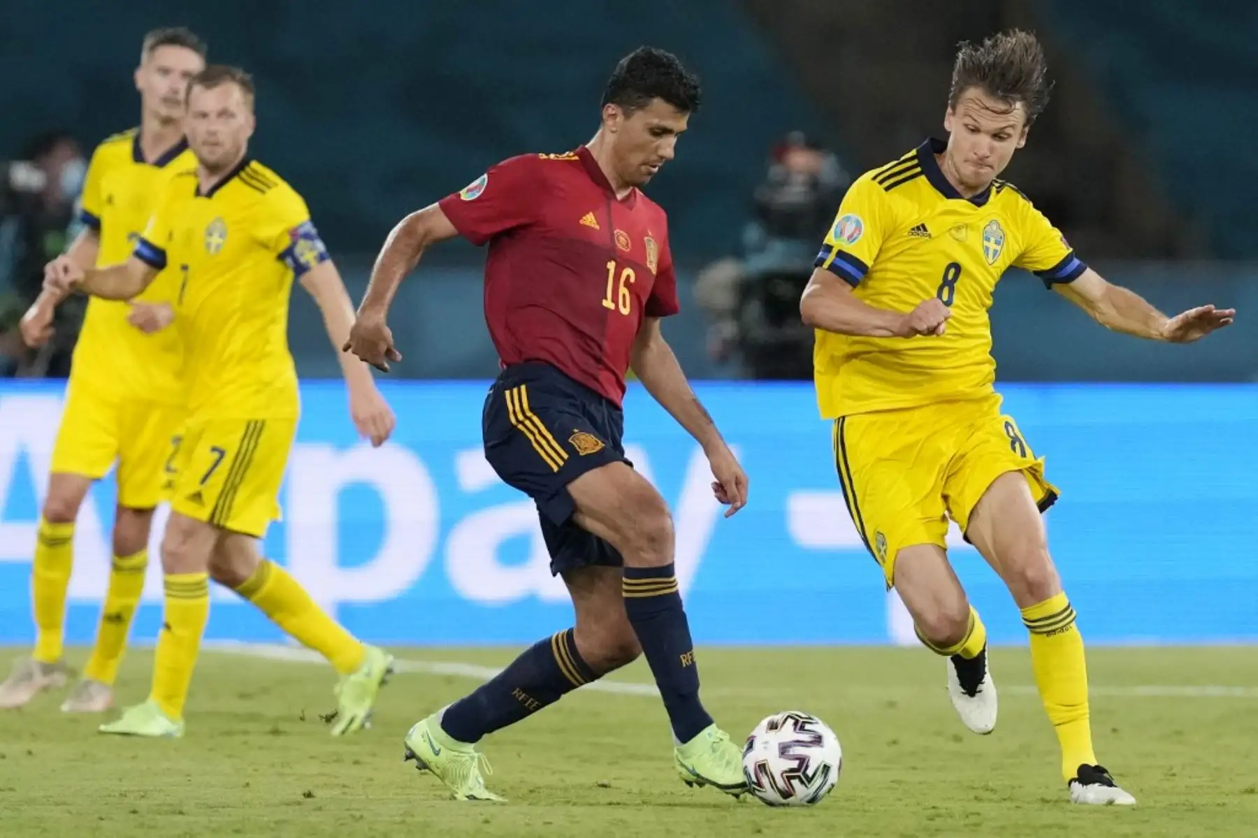 El centrocampista sueco Albin Ekdal compite por el balón con el centrocampista español Rodri durante el partido de fútbol del Grupo E de la UEFA EURO 2020 entre España y Suecia en el Estadio La Cartuja de Sevilla el 14 de junio de 2021 . Foto: AFP