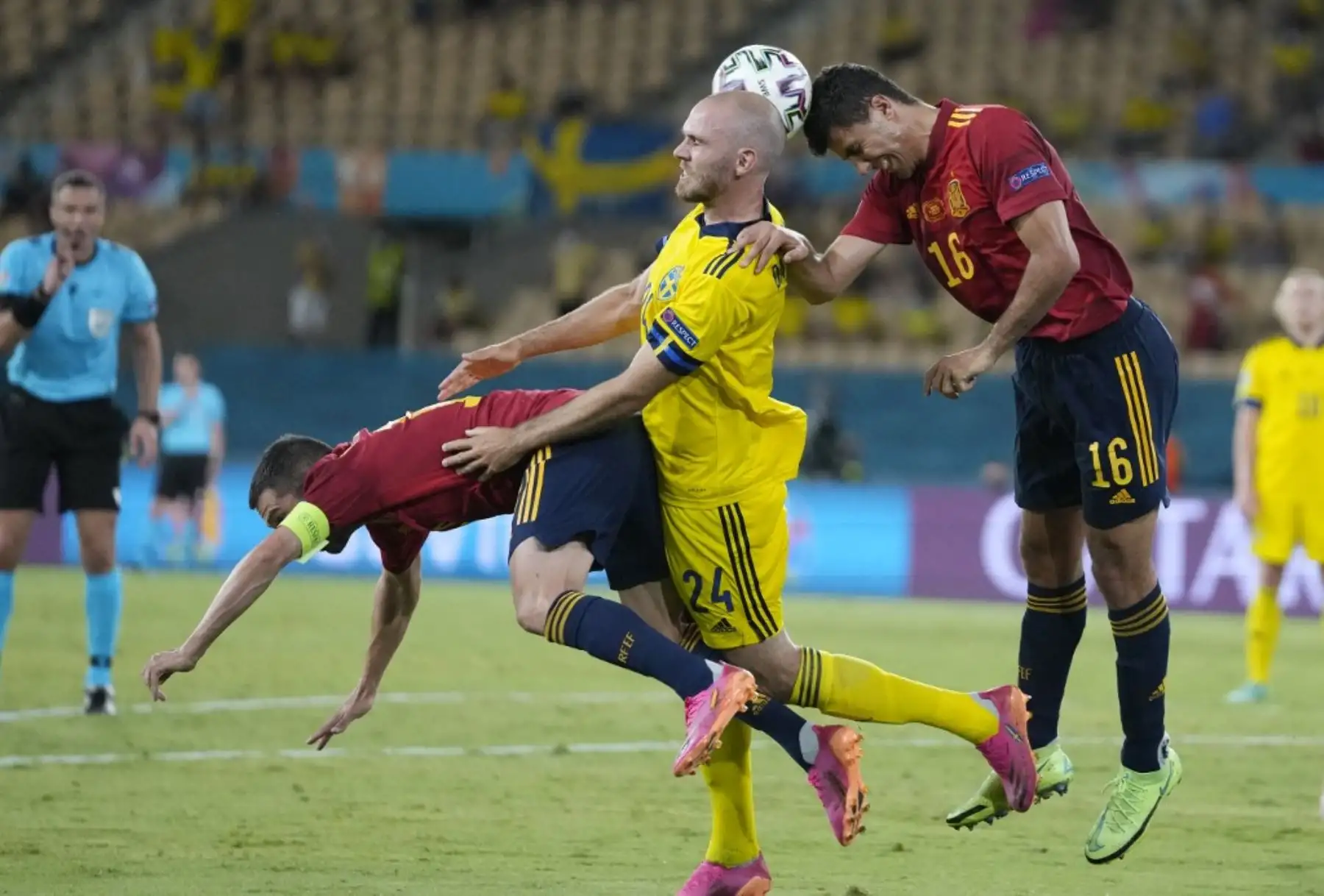 El defensor español Jordi Alba, el defensor sueco Marcus Danielsson y el mediocampista español Rodri compiten por el cabezazo durante el partido de fútbol del Grupo E de la UEFA EURO 2020 entre España y Suecia en el Estadio La Cartuja en Sevilla el 14 de junio de 2021