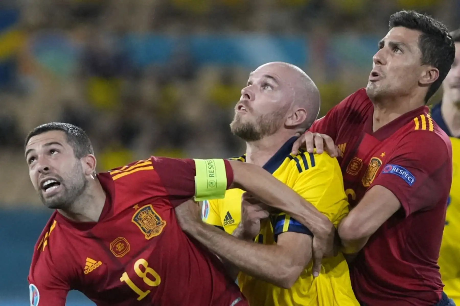 El defensor español Jordi Alba, el defensor sueco Marcus Danielsson y el mediocampista español Rodri compiten por el cabezazo durante el partido de fútbol del Grupo E de la UEFA EURO 2020 entre España y Suecia en el Estadio La Cartuja en Sevilla el 14 de junio de 2021